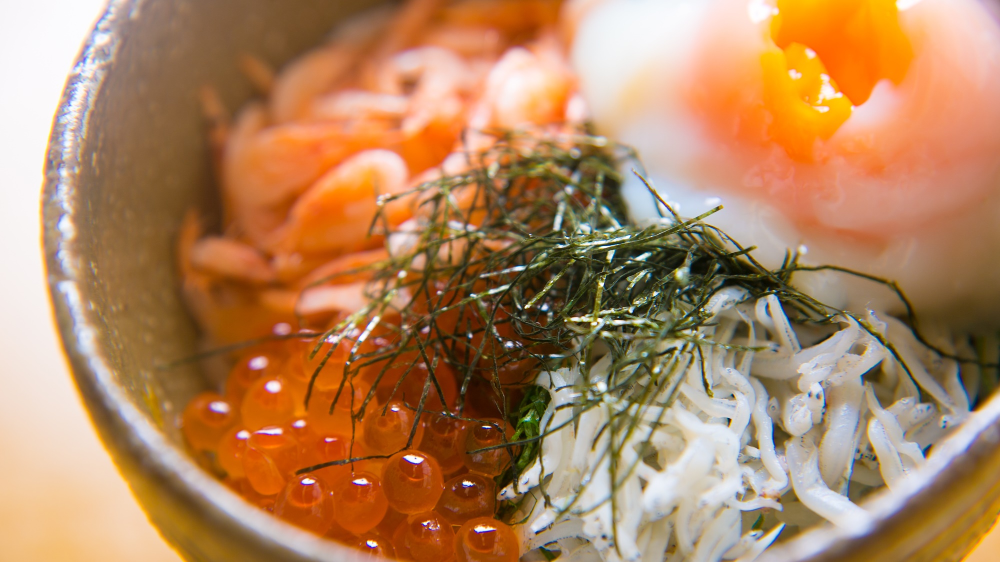 【こだわりの朝ごはんミニ2色丼】しらすと桜海老の2色丼。女性の方でも食べやすいミニサイズでご提供