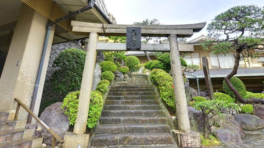 *敷地内には天満宮が。菅原道真公が祭られています。道真自作と言われる木彫り像を補完しています。