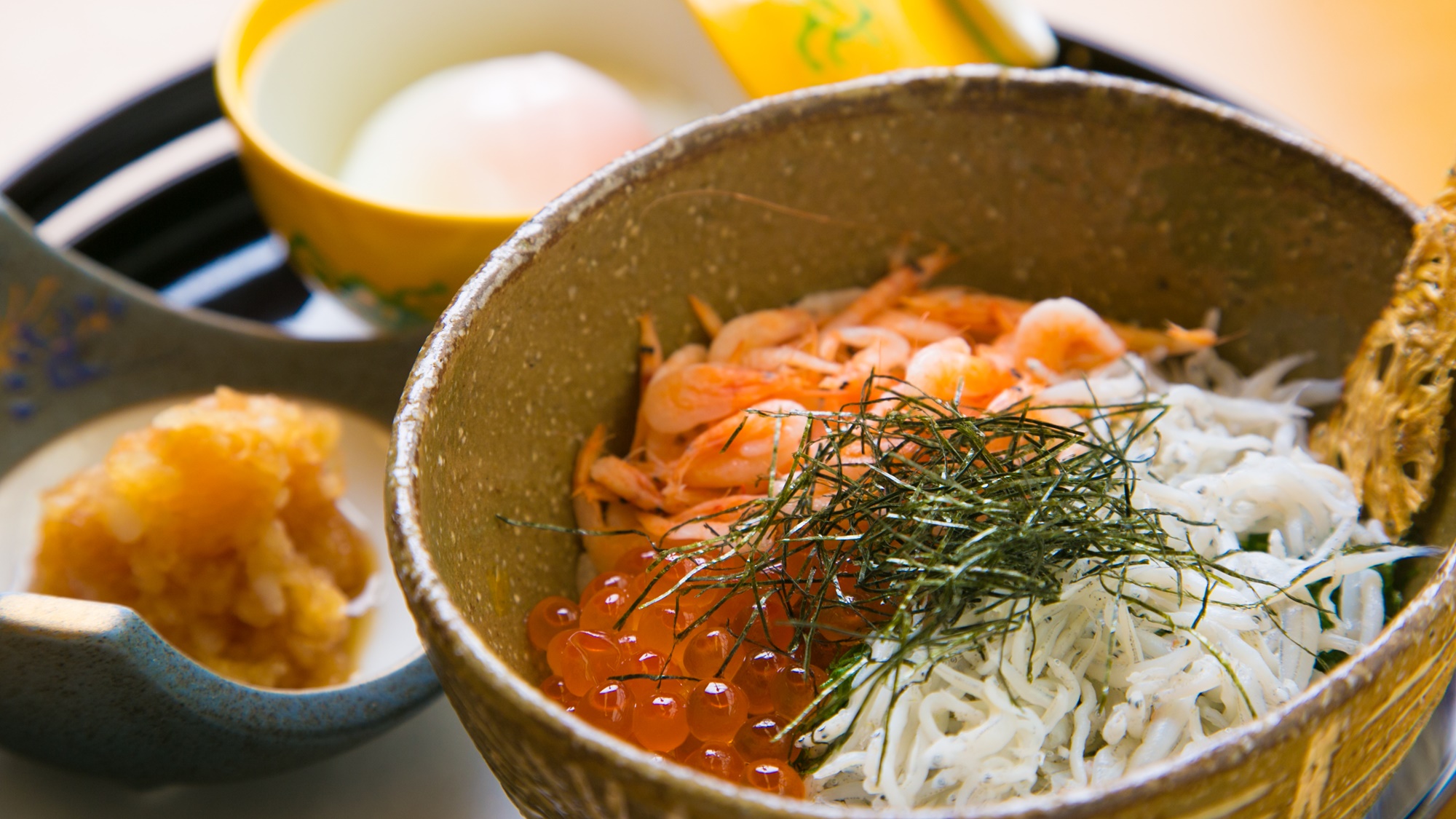 【こだわりの朝ごはんミニ2色丼】しらすと桜海老の地物食材を使用しております！