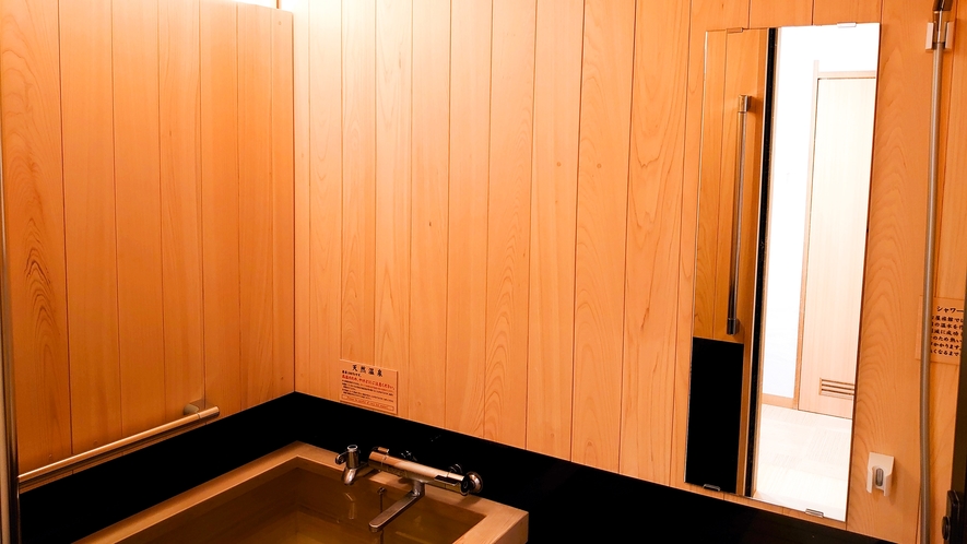 *檜の源泉内風呂は浴槽だけでなく壁も総檜。決して大きくはありませんが贅沢な造りとなっています。