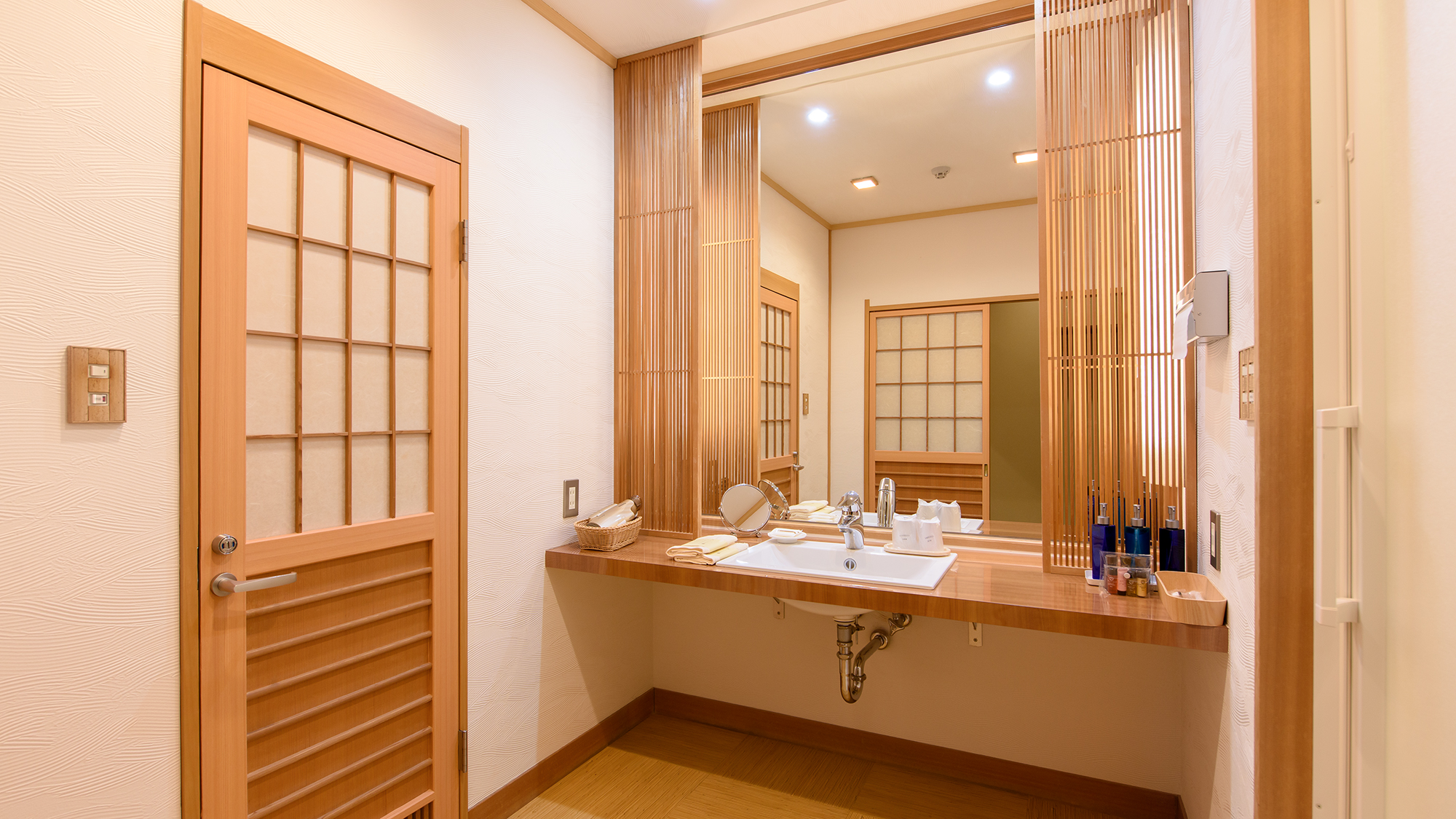 L【本館/68平米～】和室13.5畳＋檜の源泉室内露天風呂付き（一例）