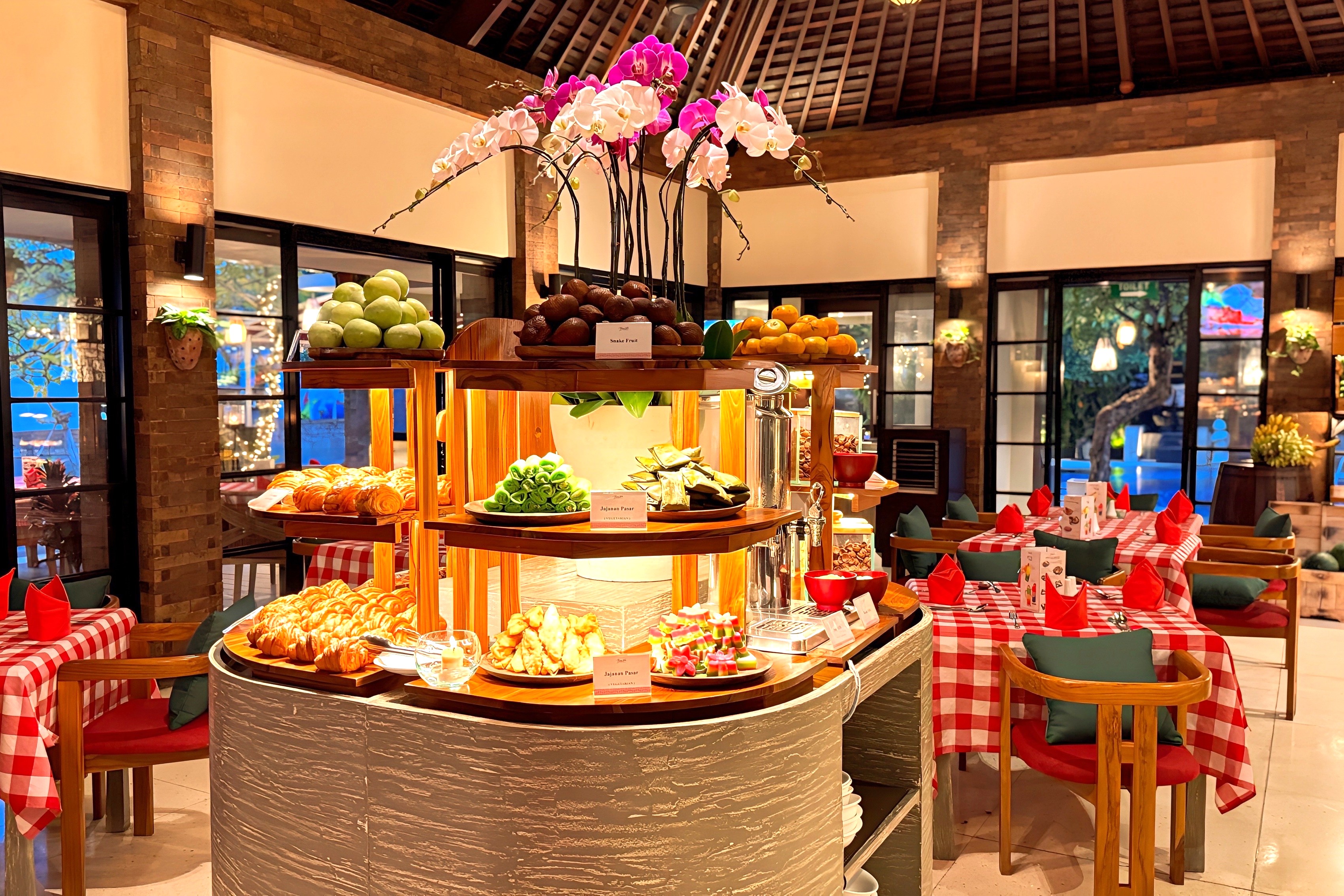 ロッソヴィヴォ『Rosso Vivo』レストラン - ビュッフェ式朝食