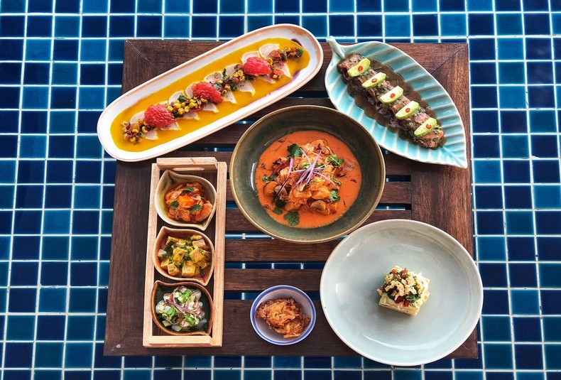 プールサイドでお食事