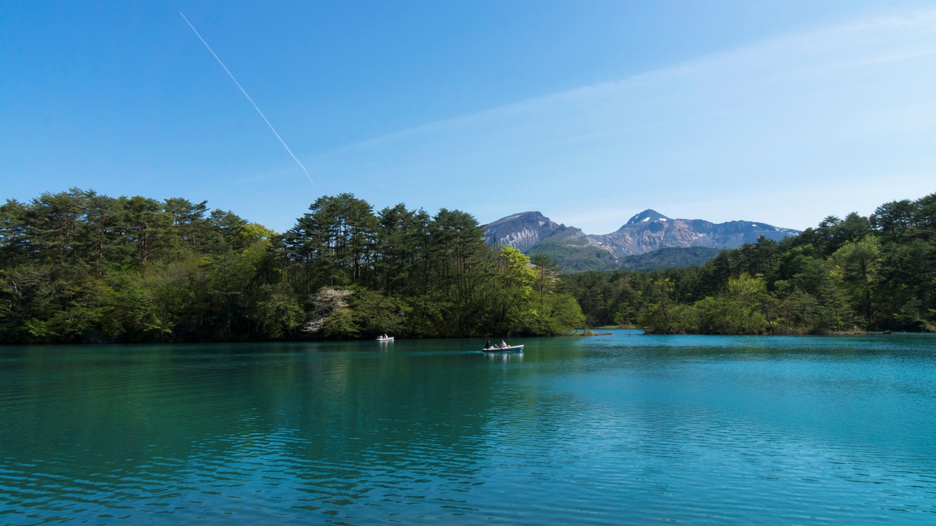 【連泊】五色沼や鶴ヶ城など観光拠点の森のリゾート「裏磐梯」/朝食・ラウンジアクセス付