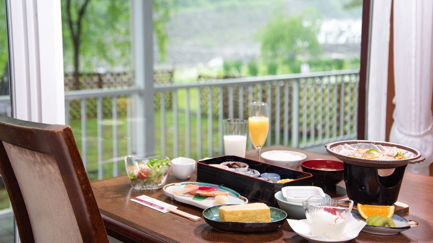 *朝食一例／自然の音や季節の色を眺めながら、朝食をお召し上がりいただけます。