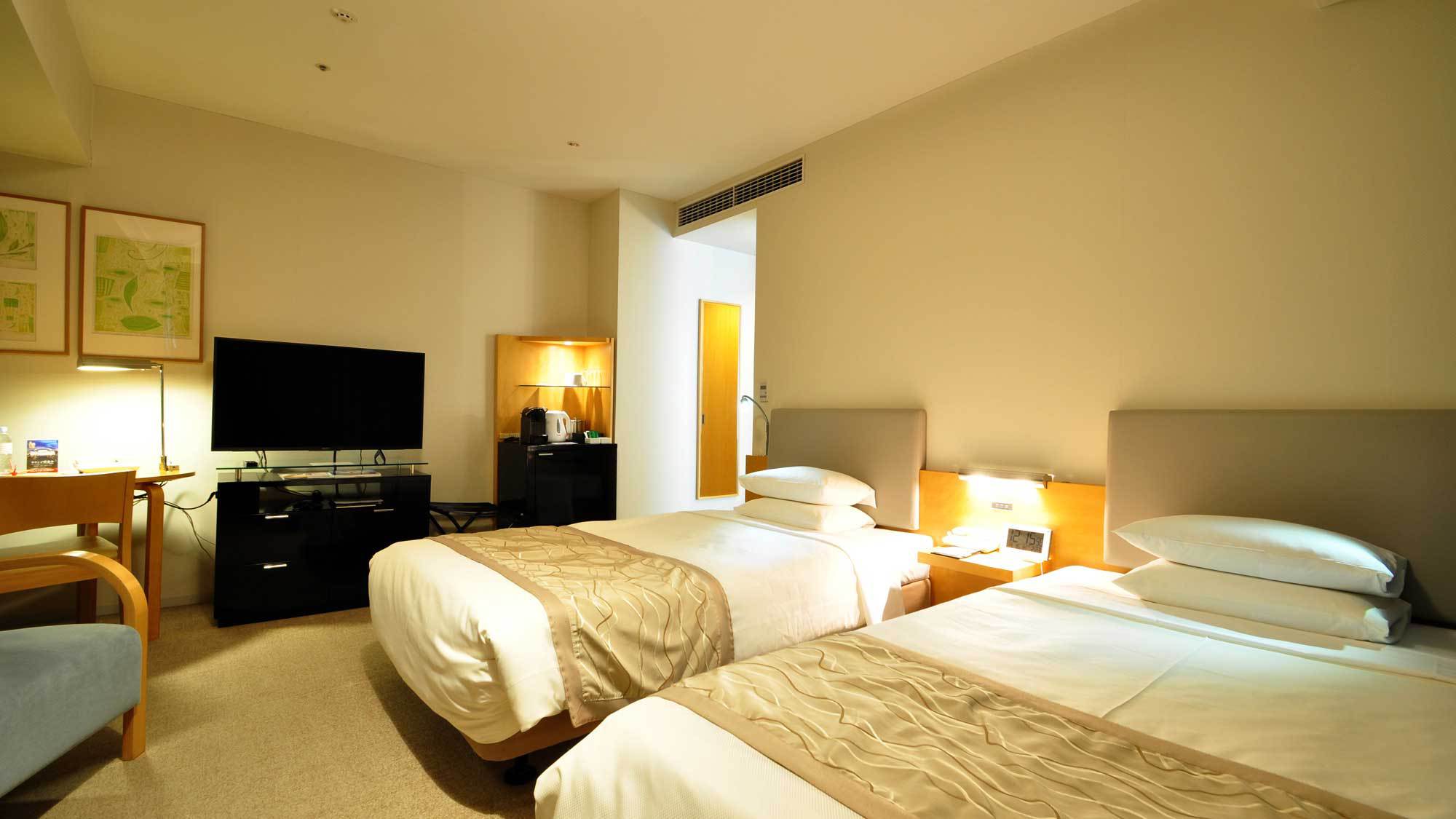 【コーナーデラックスツイン】夜の室内1