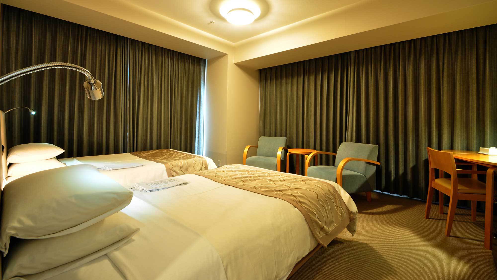 【コーナーデラックスツイン】夜の室内2