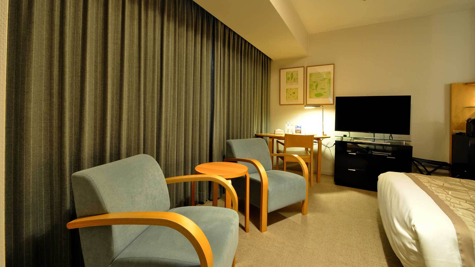 【コーナーデラックスツイン】夜の室内3