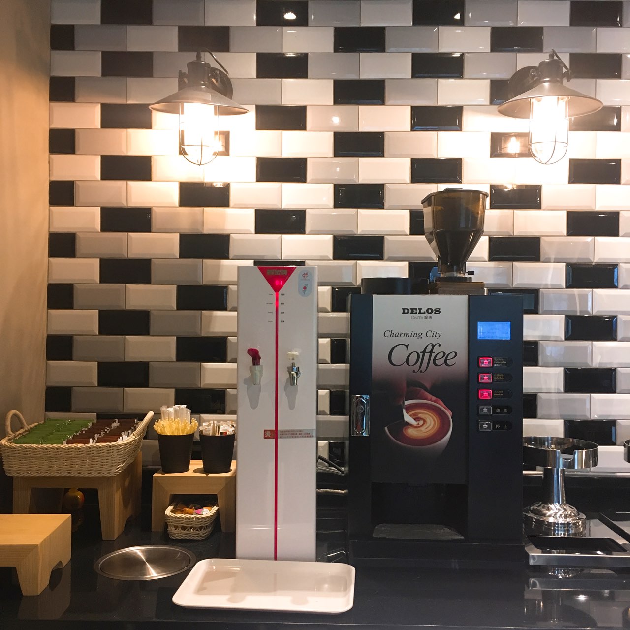 ホテル施設　無料利用ホットティ、コーヒー＠１階ロビー