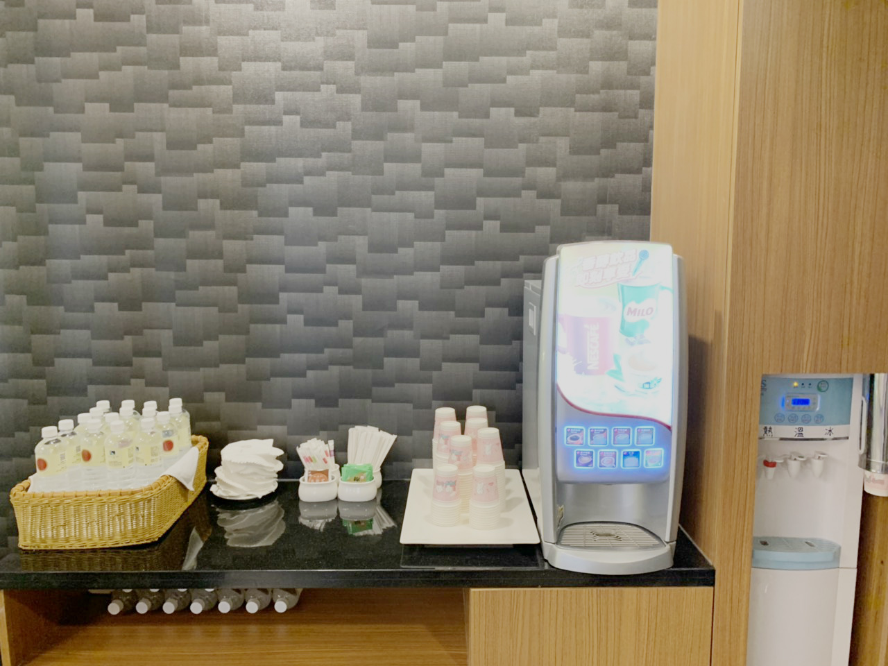 ロビー　無料ドリンクバー