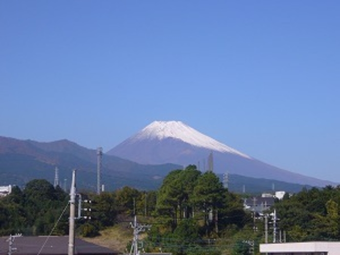 ホテル近くより初冠雪の富士山を望む