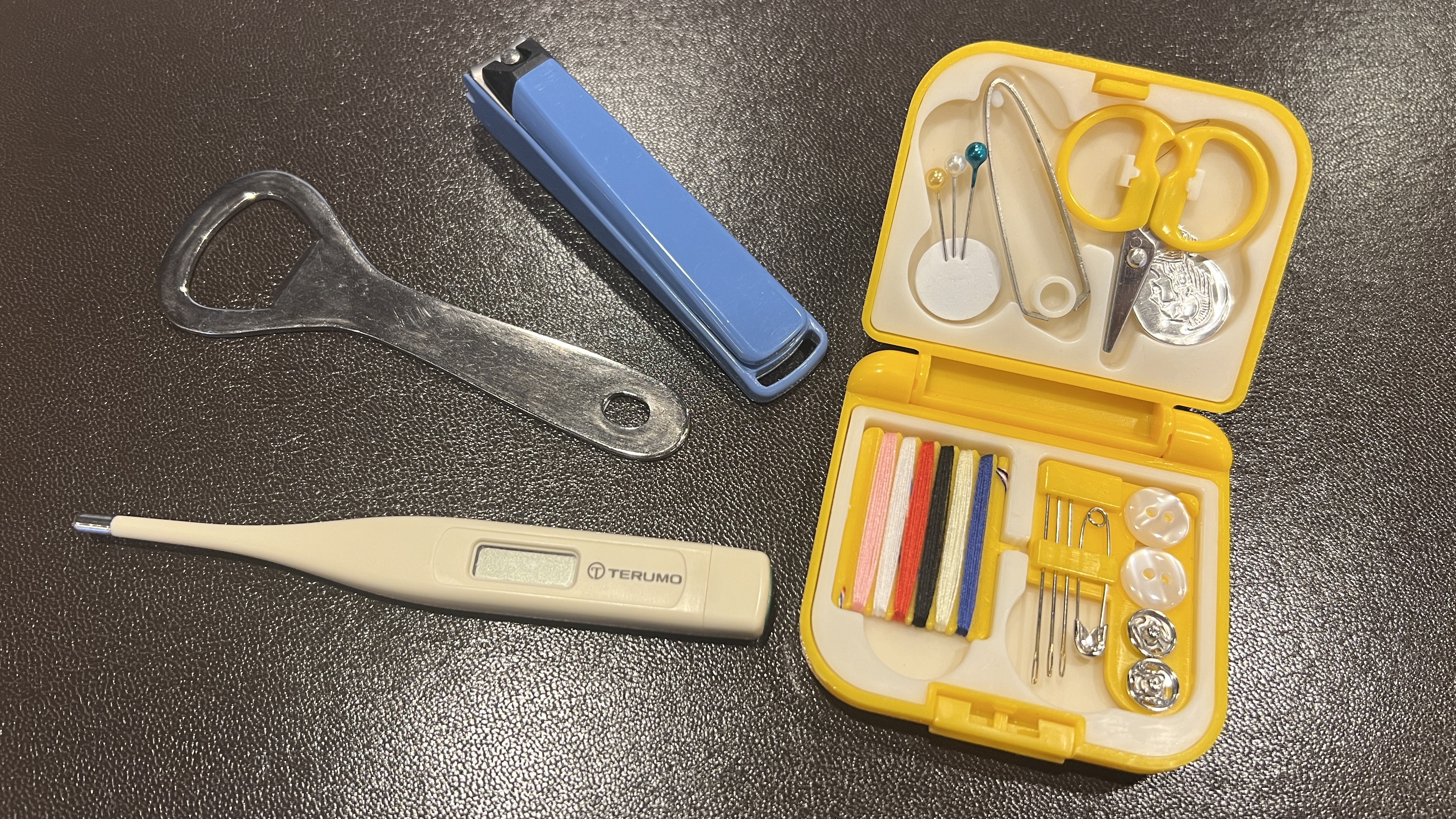 【貸出品】爪切り・栓抜き・体温計・裁縫セット