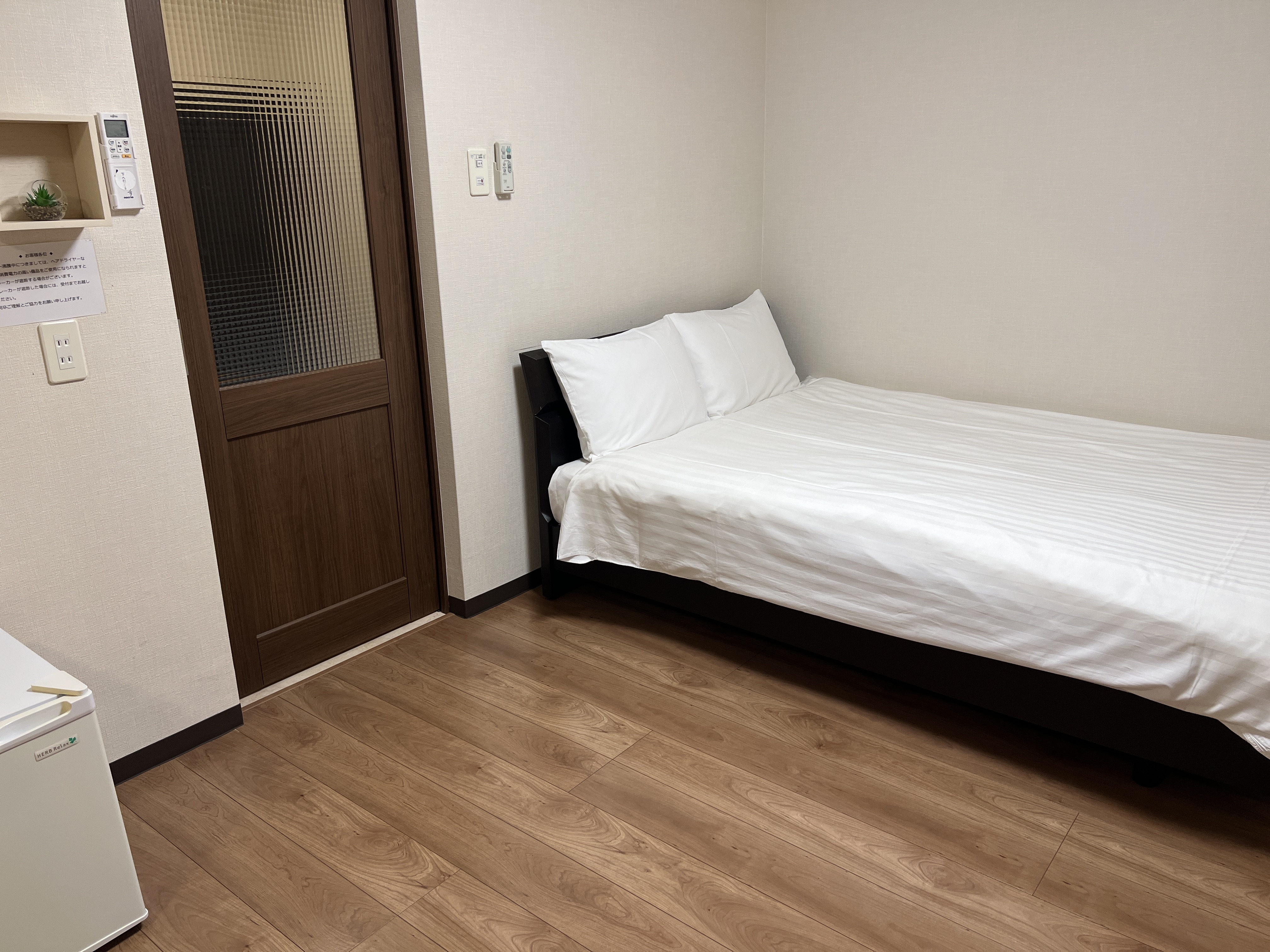 小部屋　客室　ダブルベッド