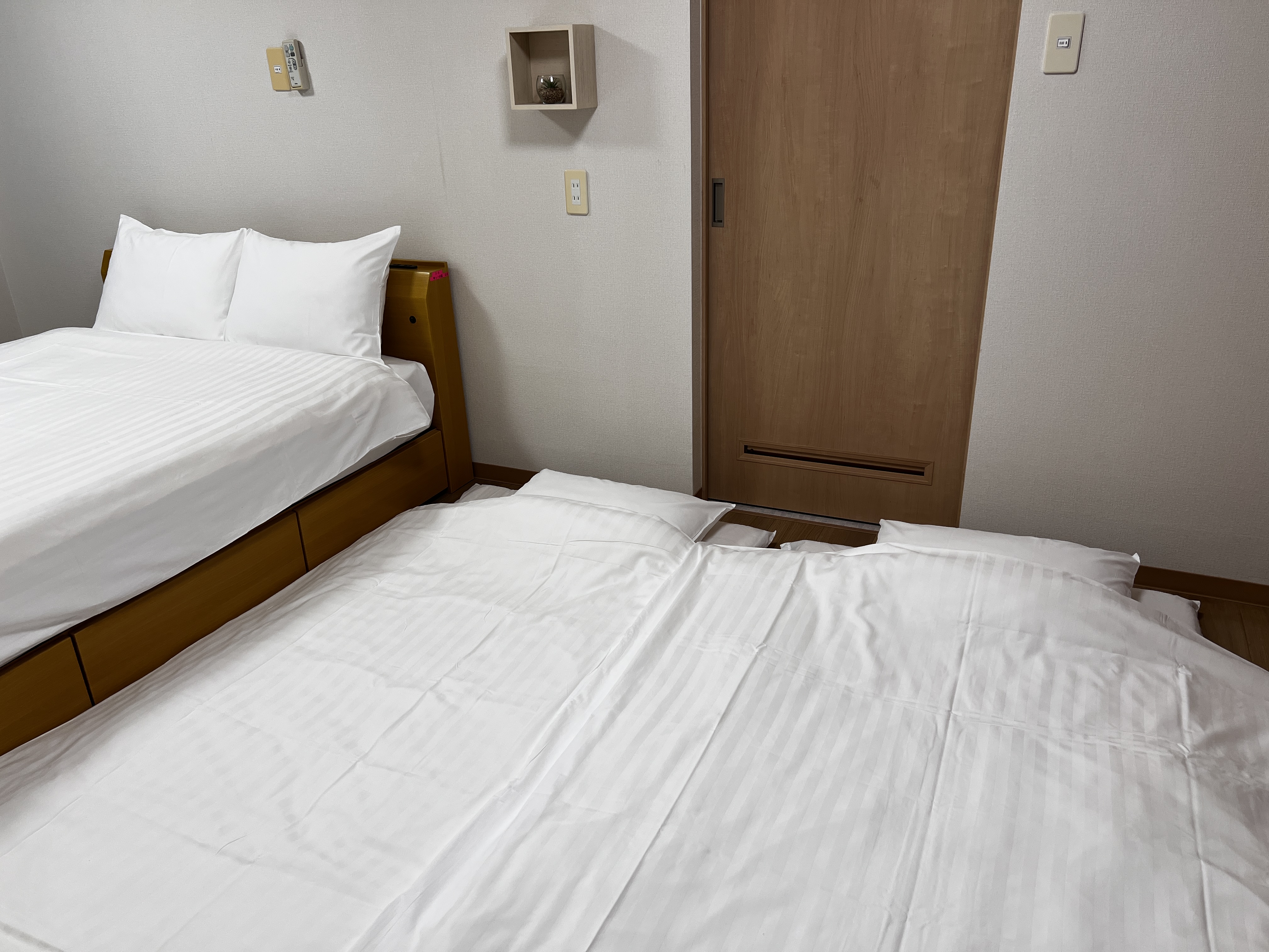 大部屋　(ダブルベッド＋布団)