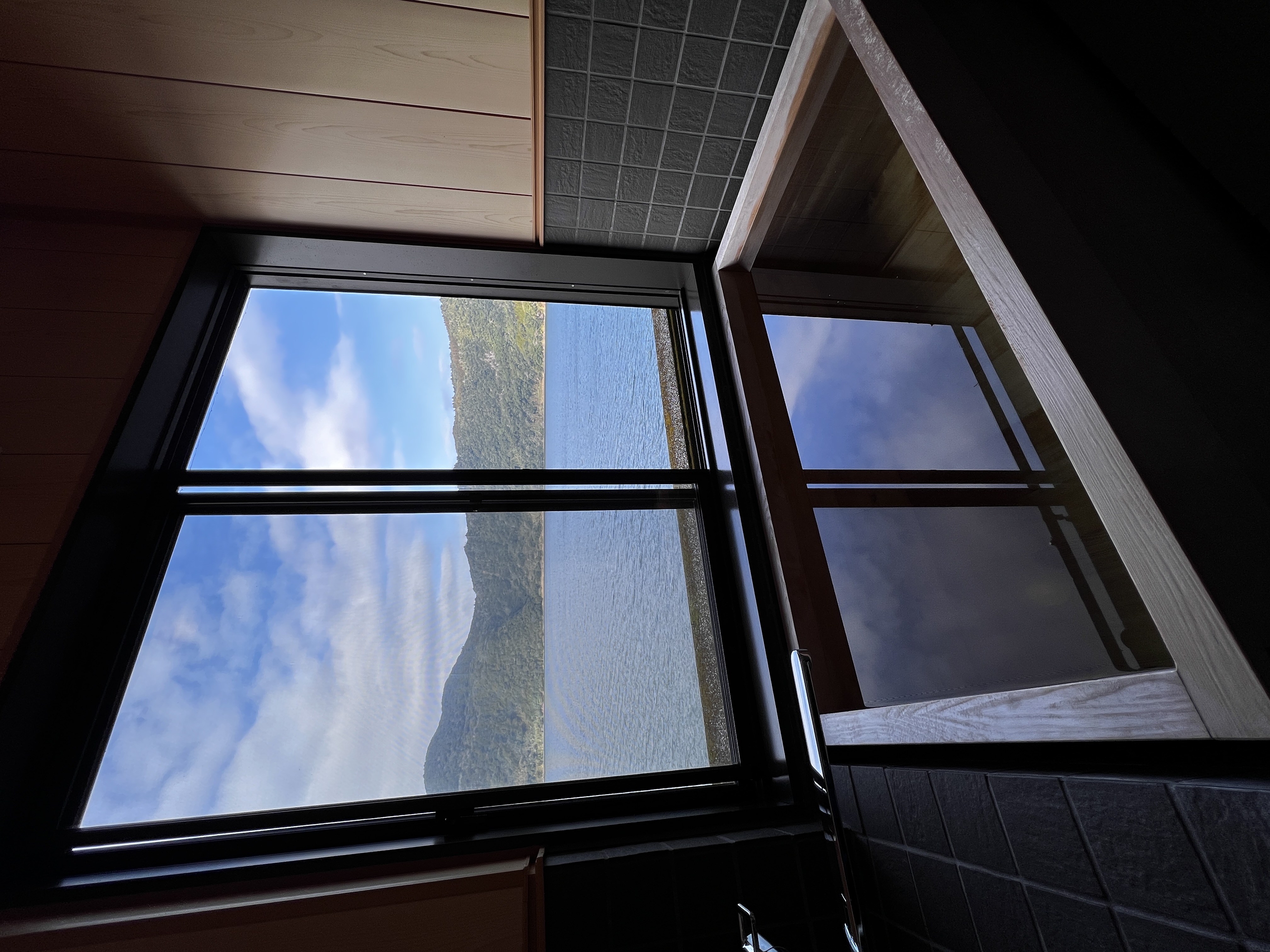 　小部屋 | 客室半露天風呂 (檜)