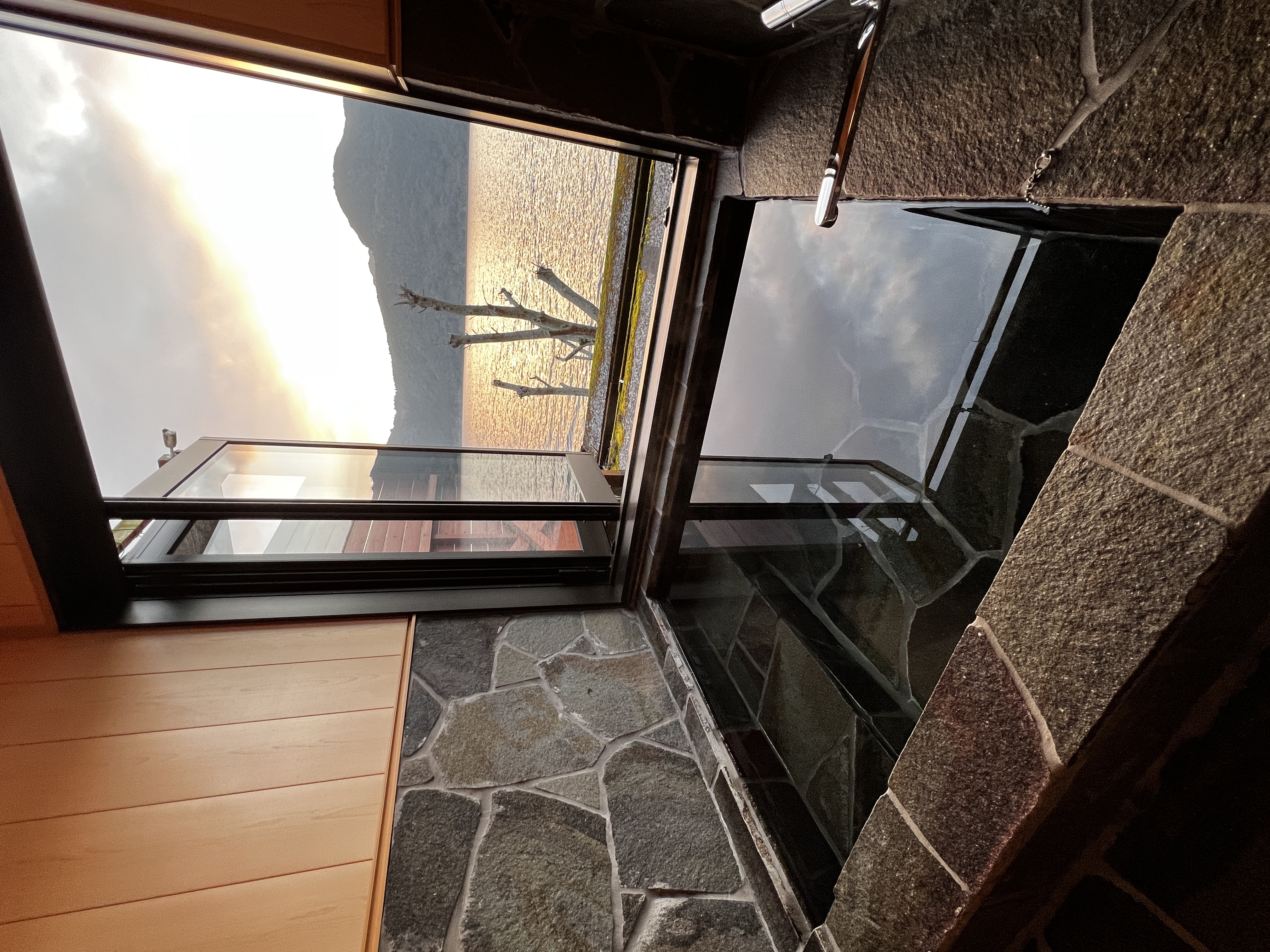 全室に備えた客室温泉。窓を開ければ半露天のような開放感と、鰻池と山の景色をお楽しみいただけます。夕暮れ時は特に美しい時間です。