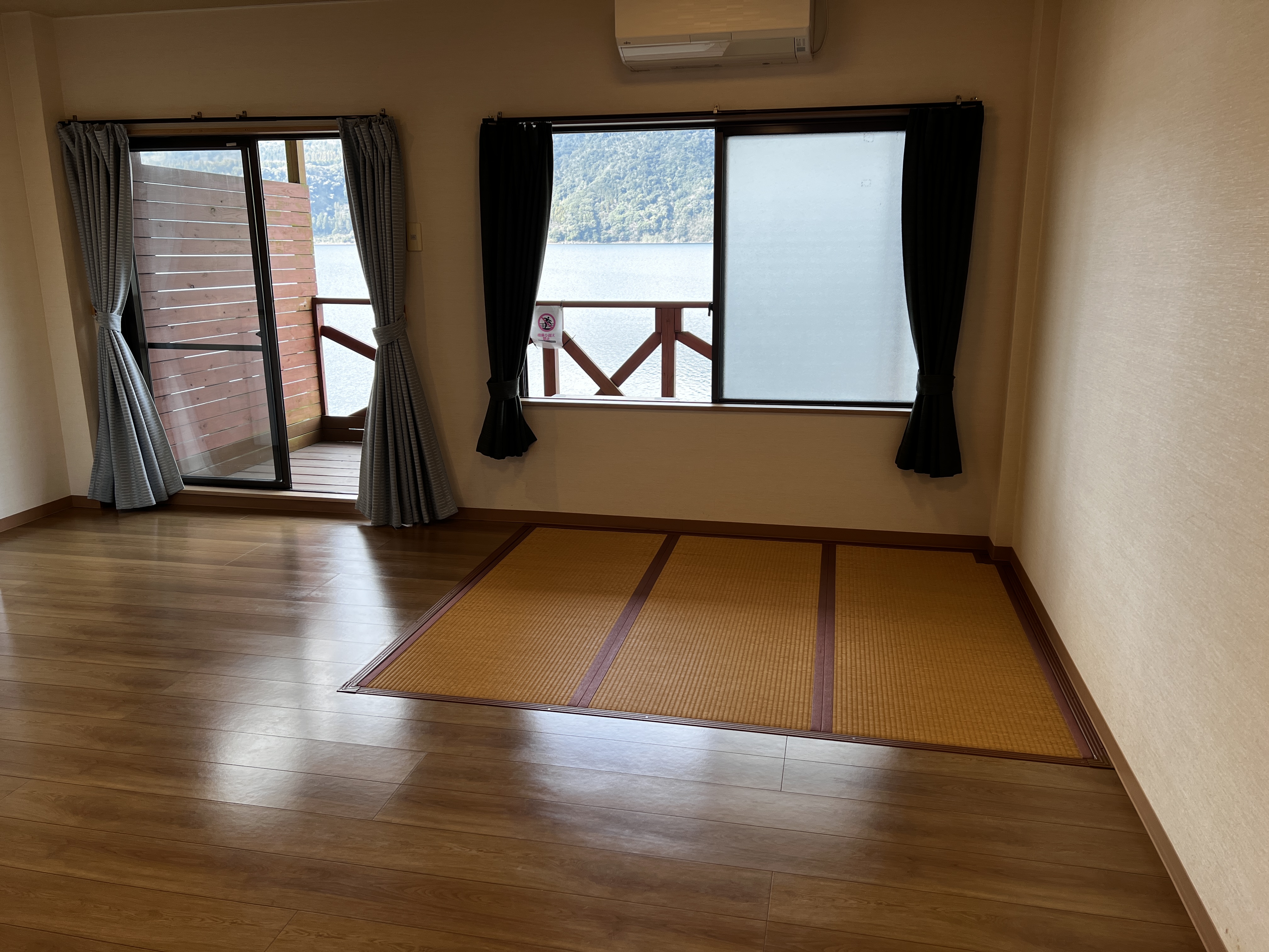 広々として客室です。畳スペースとフローリングがあり、ゆったりお過ごしいただけます。