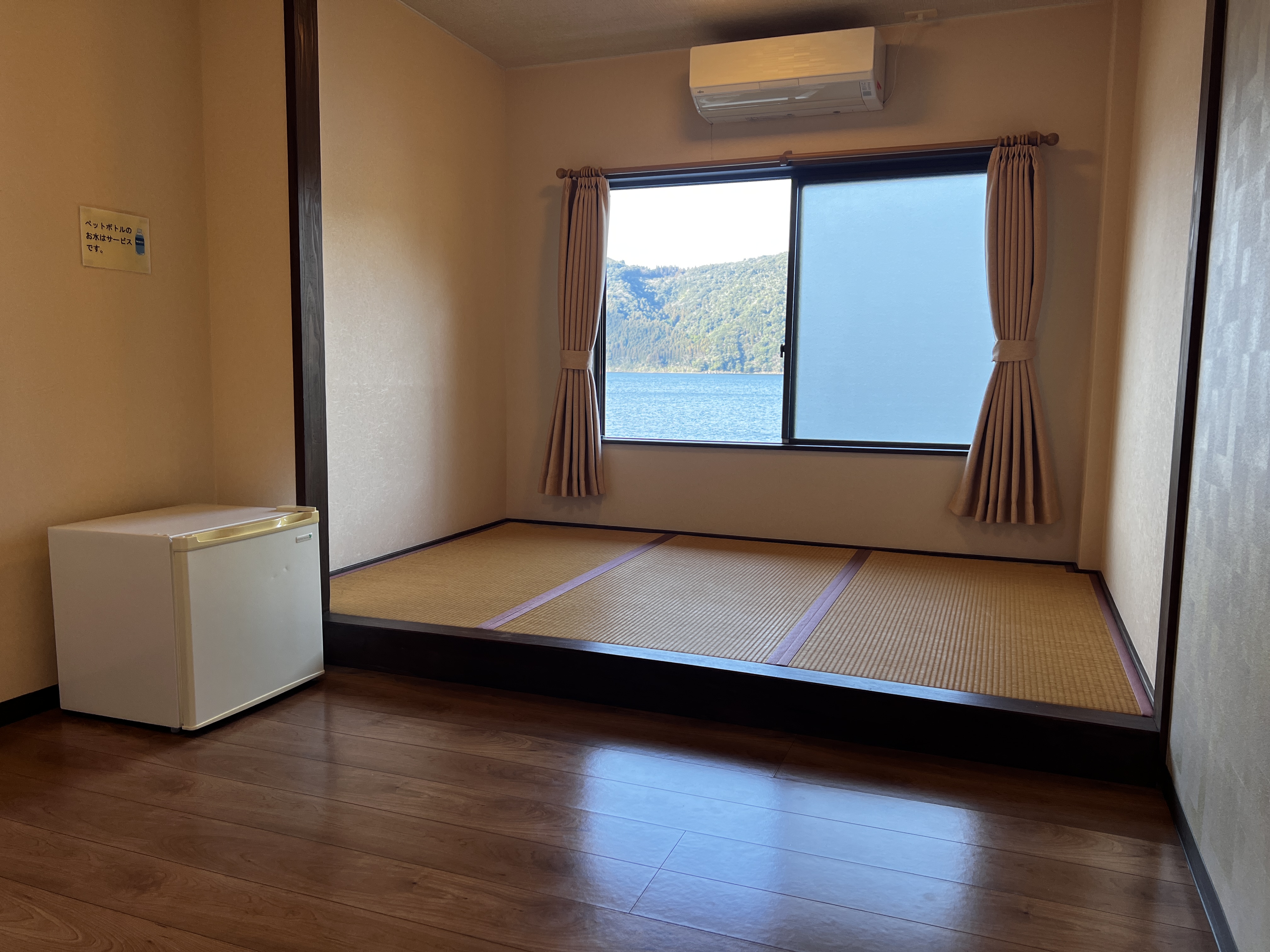 　小部屋　客室（畳スペース＋フローリング）