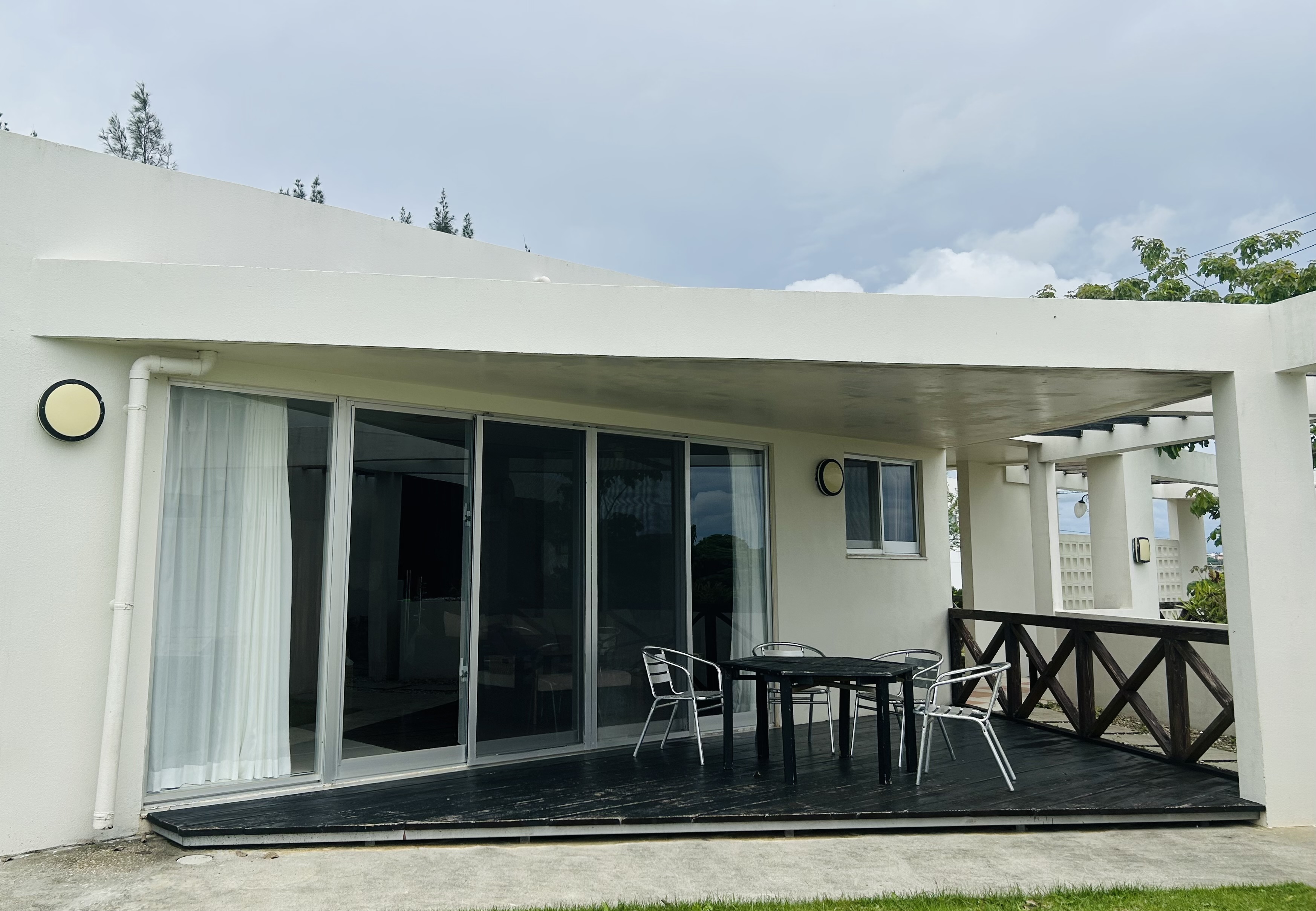 お庭からテラスの様子