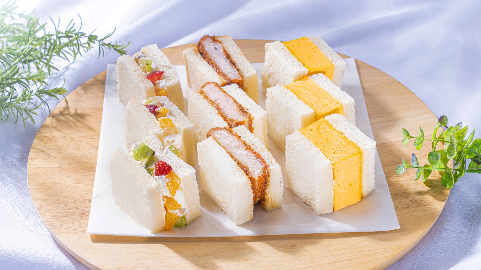 たまごサンド、カツサンド、フルーツサンド（日替わりメニュー）