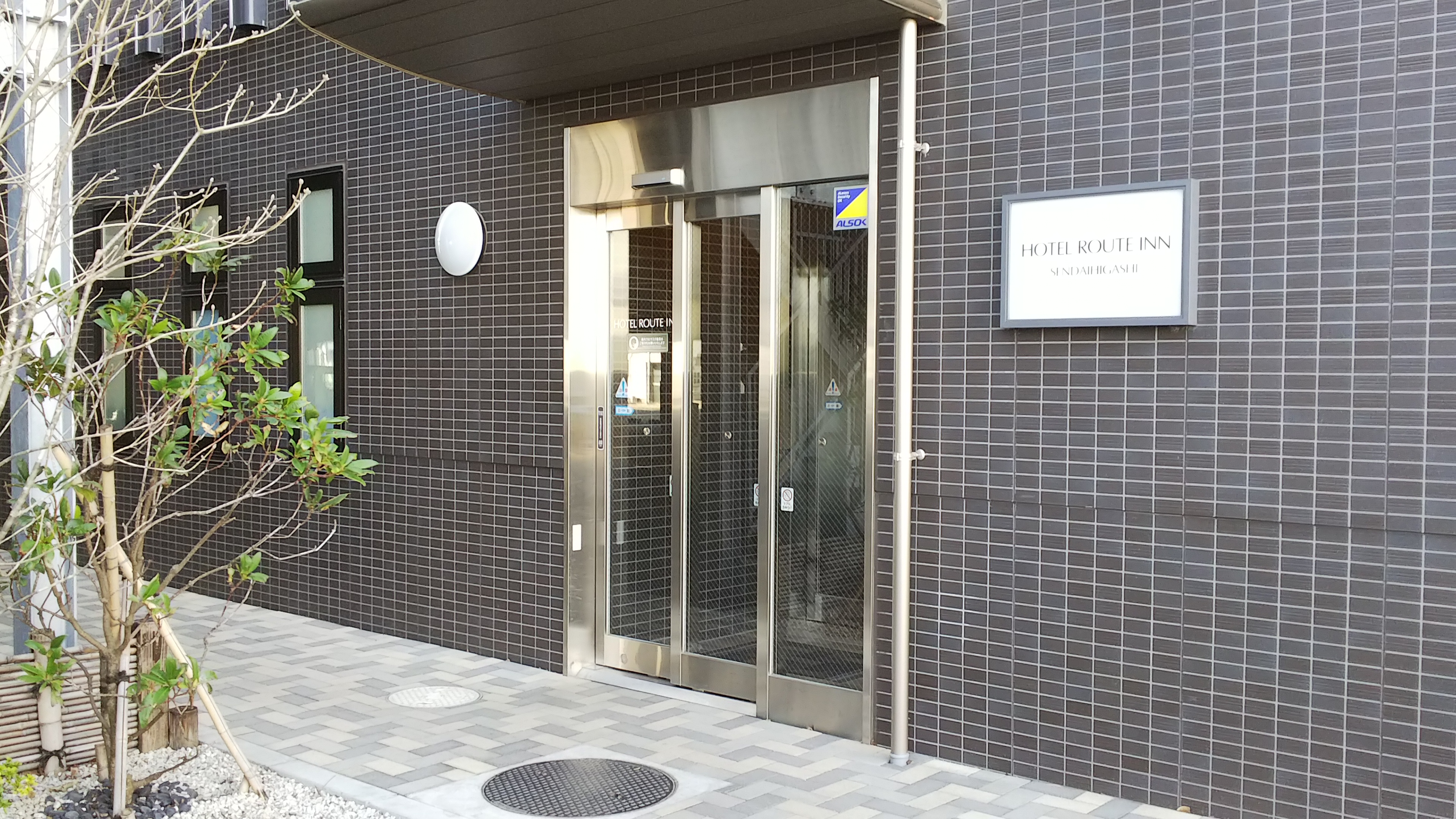 ・ホテル　立体駐車場側出入口