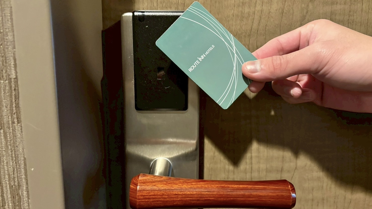 ・カードキーはドアノブの上にかざしてください。