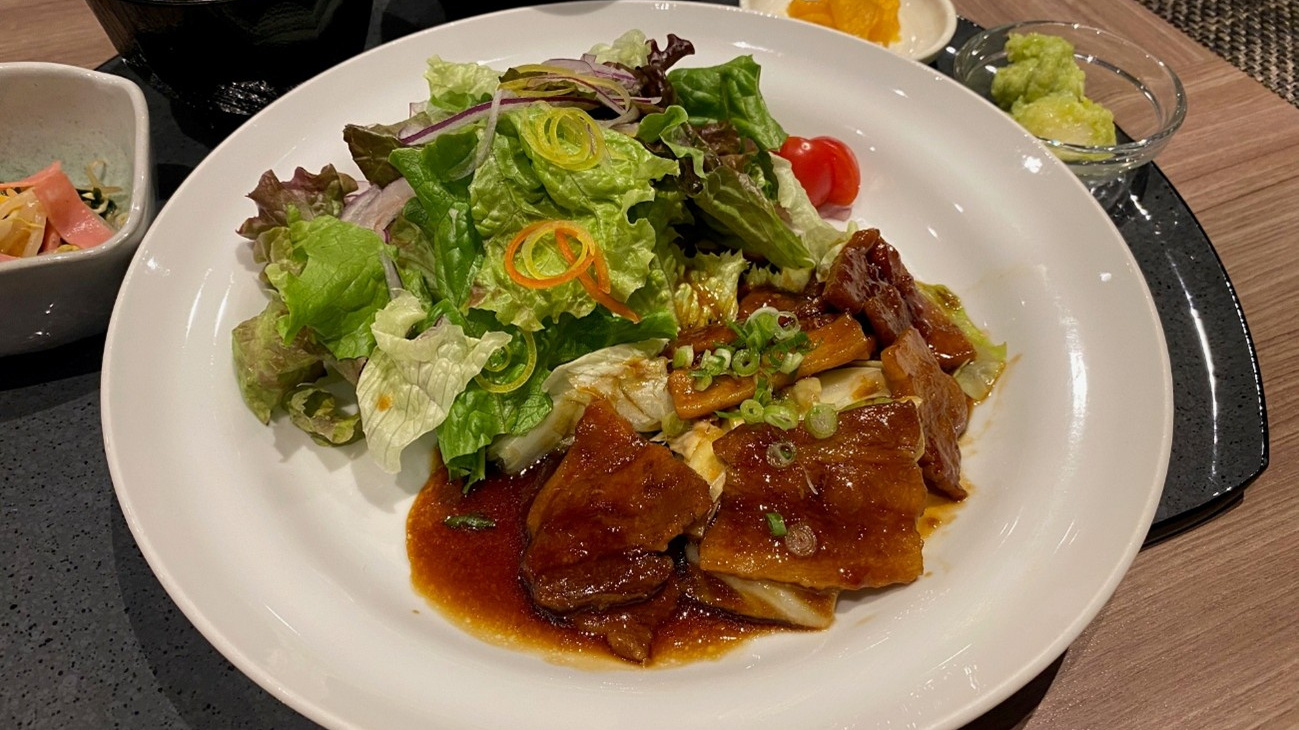 ◆【仙台東・夕食オリジナルメニュー】豚バラ炙り焼き定食