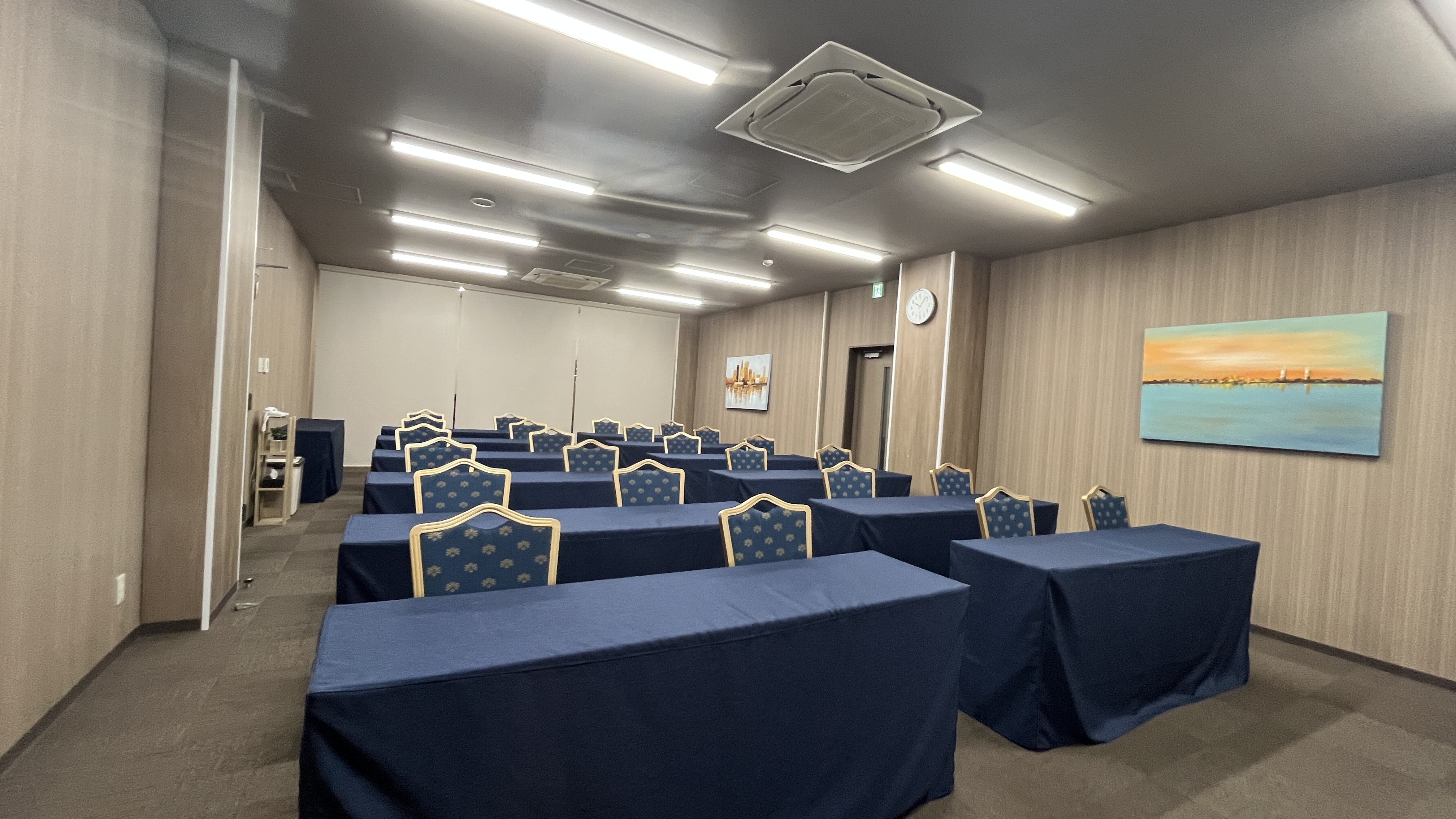 ・会議室　～予約制(￥3,000 / h)　お電話にてお問い合わせください～