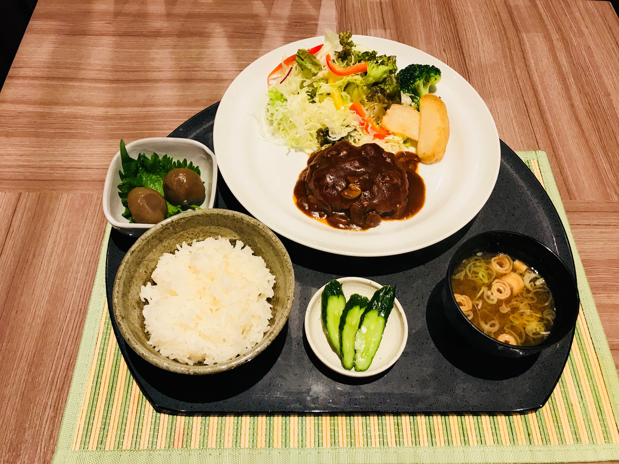 ■夕食付プランの一例■～デミグラスソースハンバーグ定食～