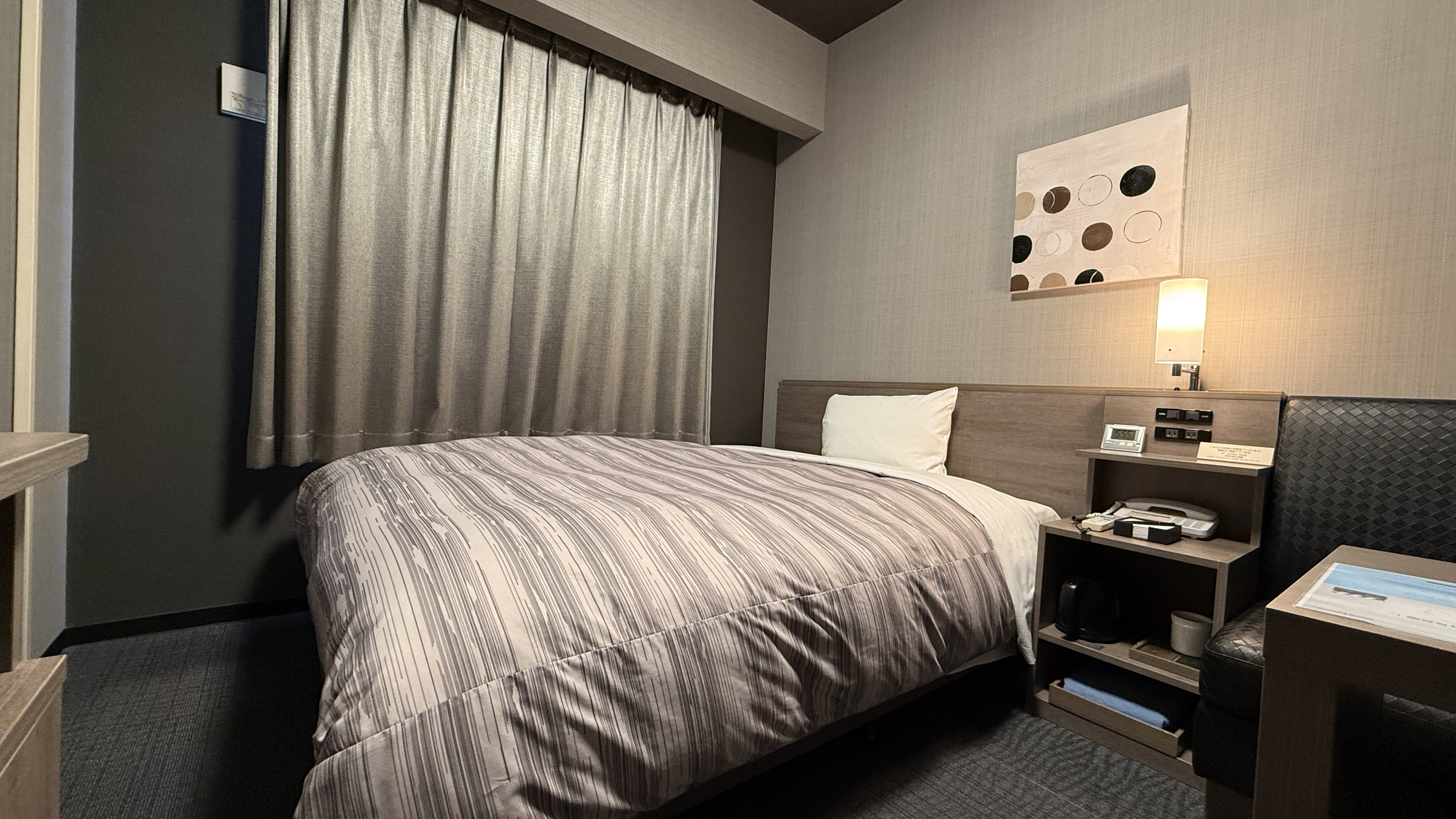 スタンダードタイプは３Ｆ～１１Ｆのお部屋をご案内いたします。喫煙室は４Ｆ・８Ｆ、禁煙室は３Ｆ・５Ｆ～７Ｆ・９Ｆ～１１Ｆでございます。コンフォートタイプは１２Ｆに喫煙室、１３Ｆに禁煙室をご用意しております。