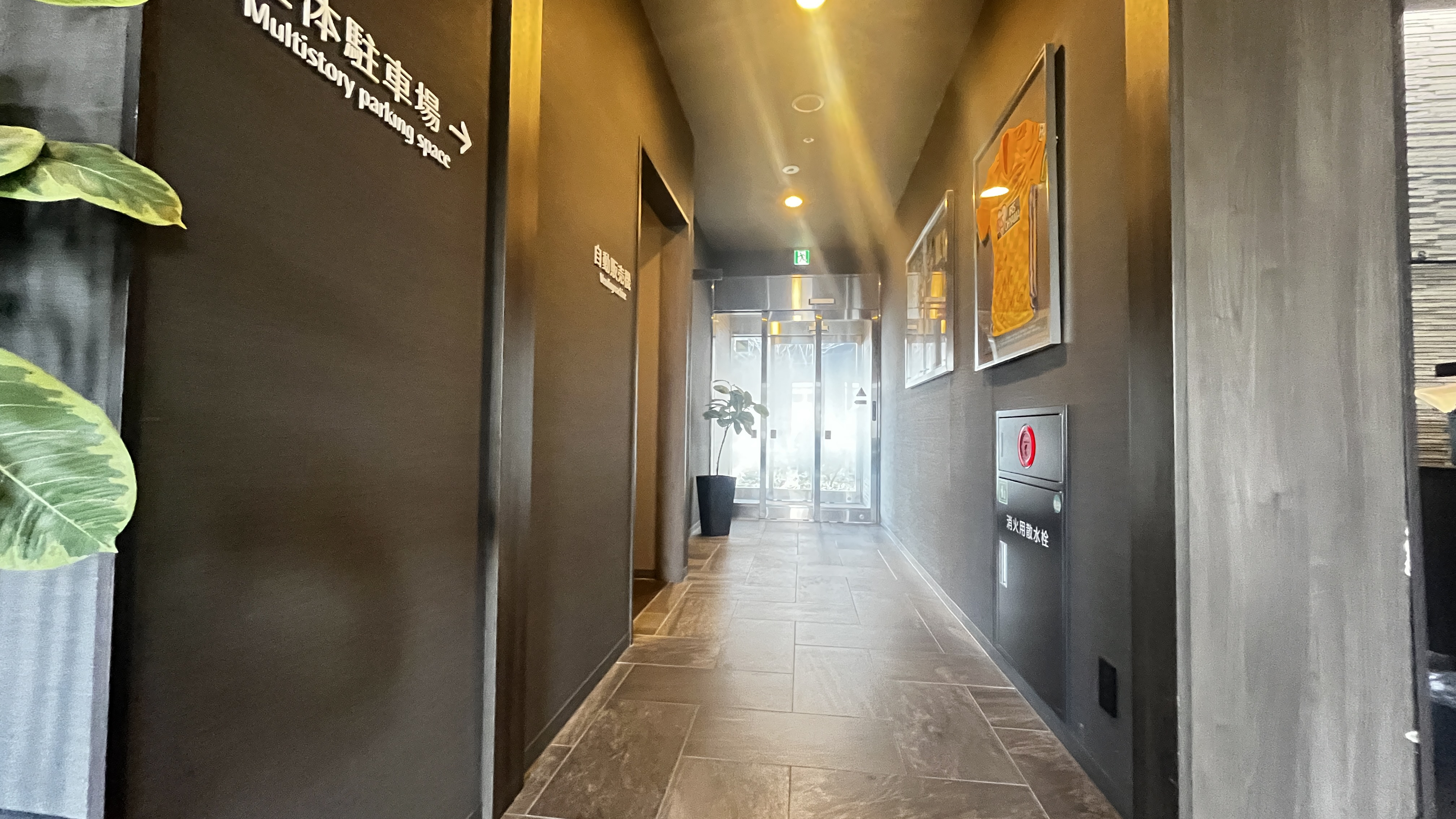 ・ホテル裏口への通路　立体駐車場へすぐアクセス可能