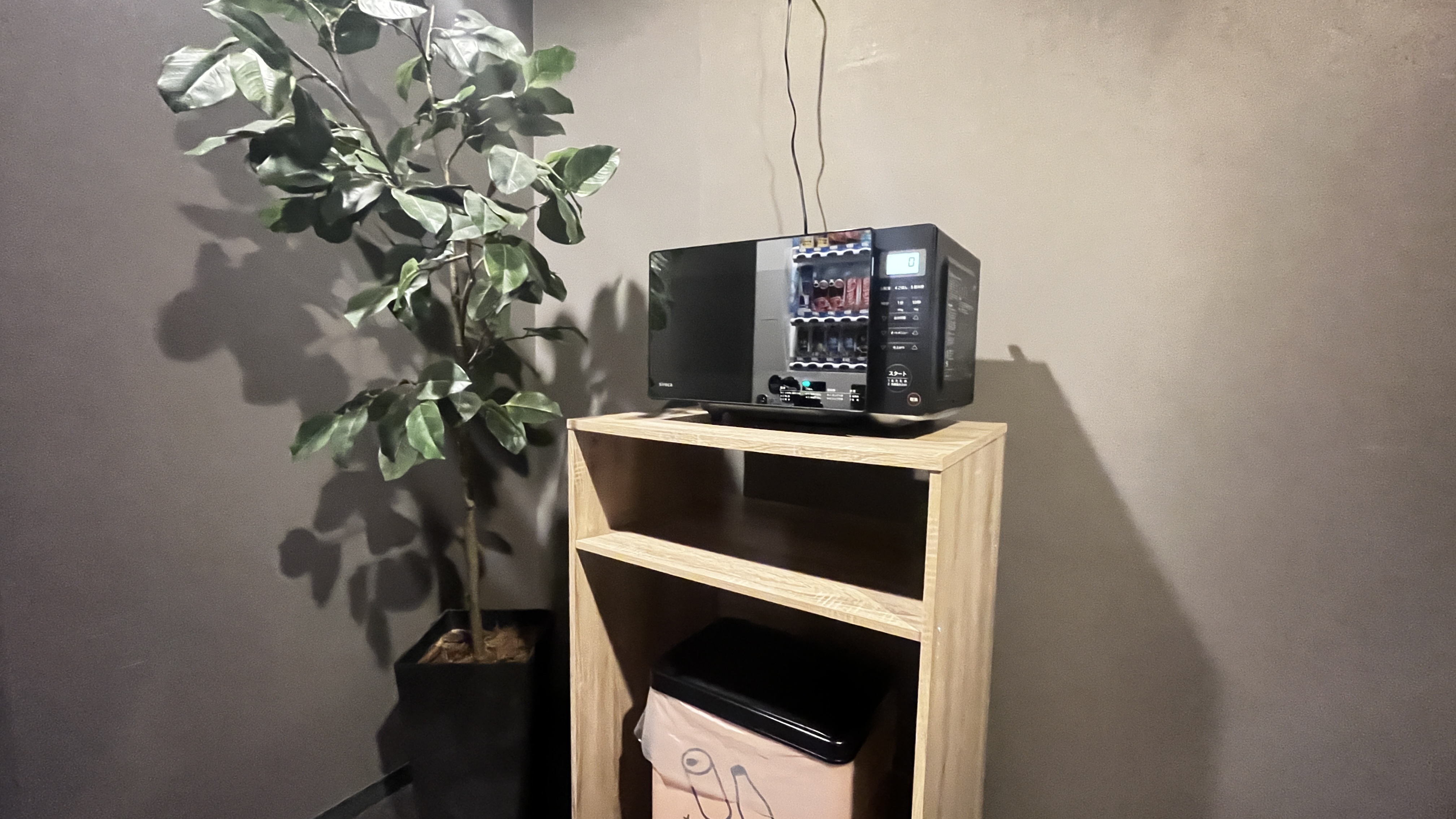 ・電子レンジは1F&2Fの自動販売機コーナーにございます。