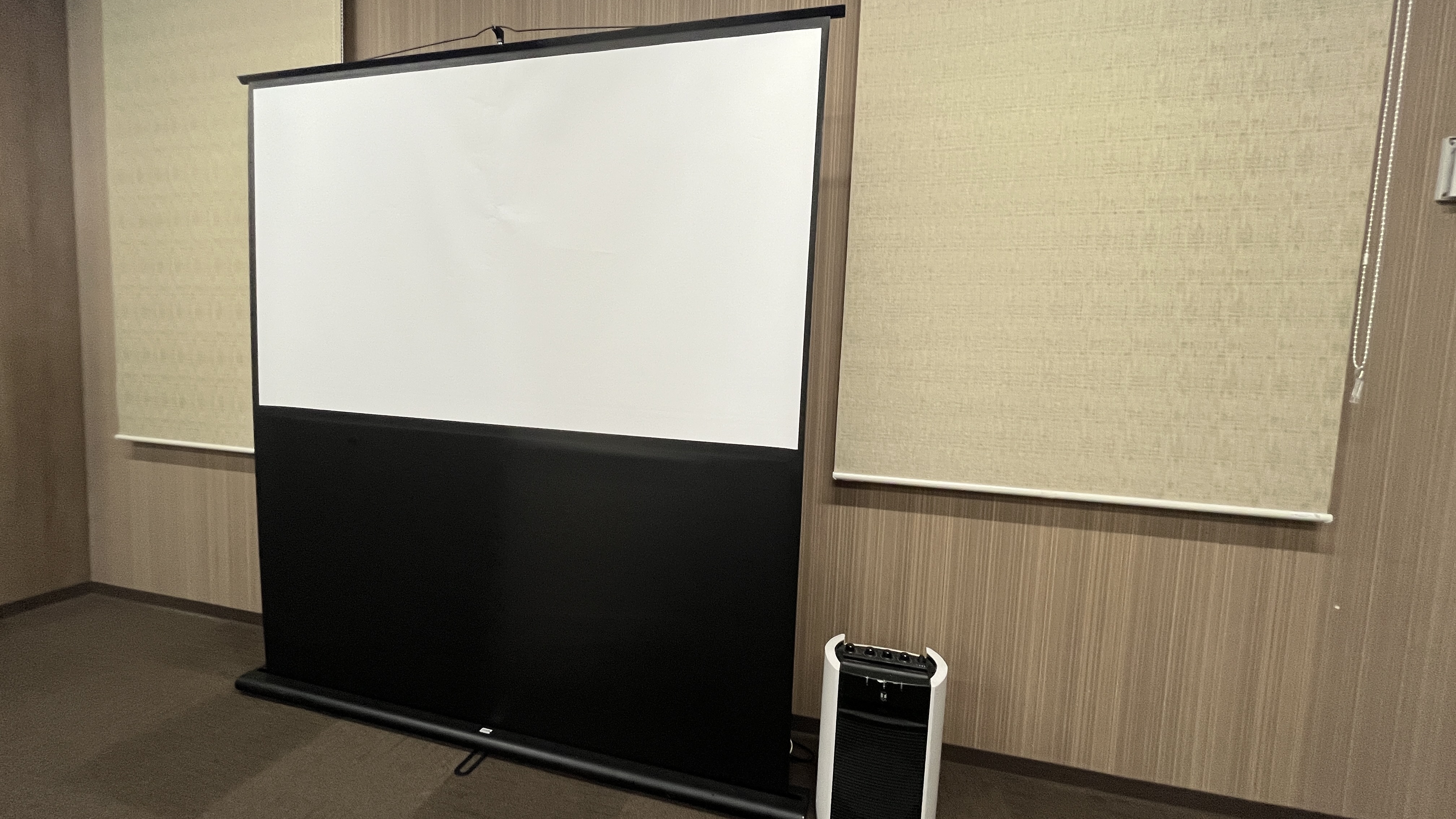 ・会議室備品　スクリーンも貸出可能です