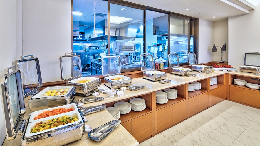 【朝食ビュッフェイメージ】 シェフこだわりのお料理が多彩に並ぶ。 ２階／やんばるビストロ　ルアナ