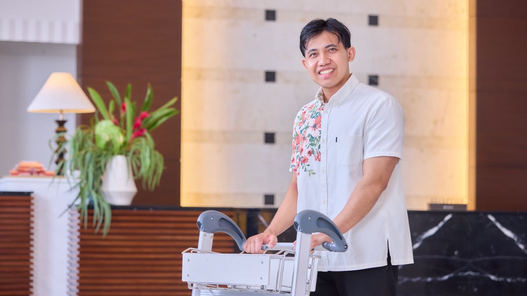 【フロント・ロビー】明るいエントランス、温かい笑顔でお迎えいたします。