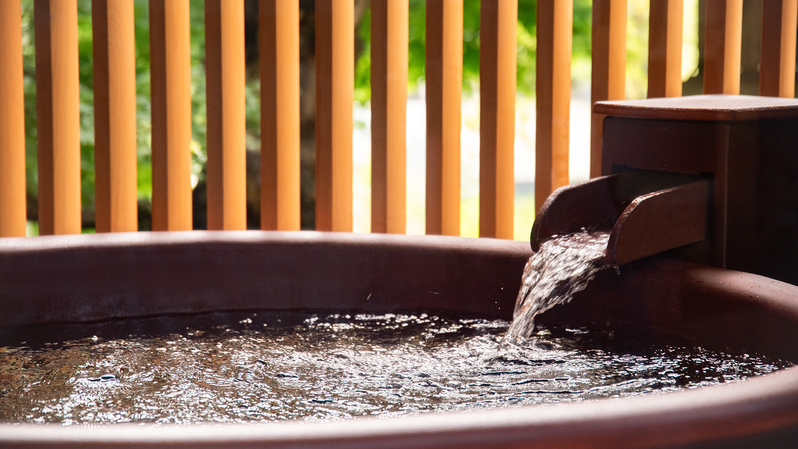 *新棟【客室・ひのき】客室露天風呂（お昼の風景）