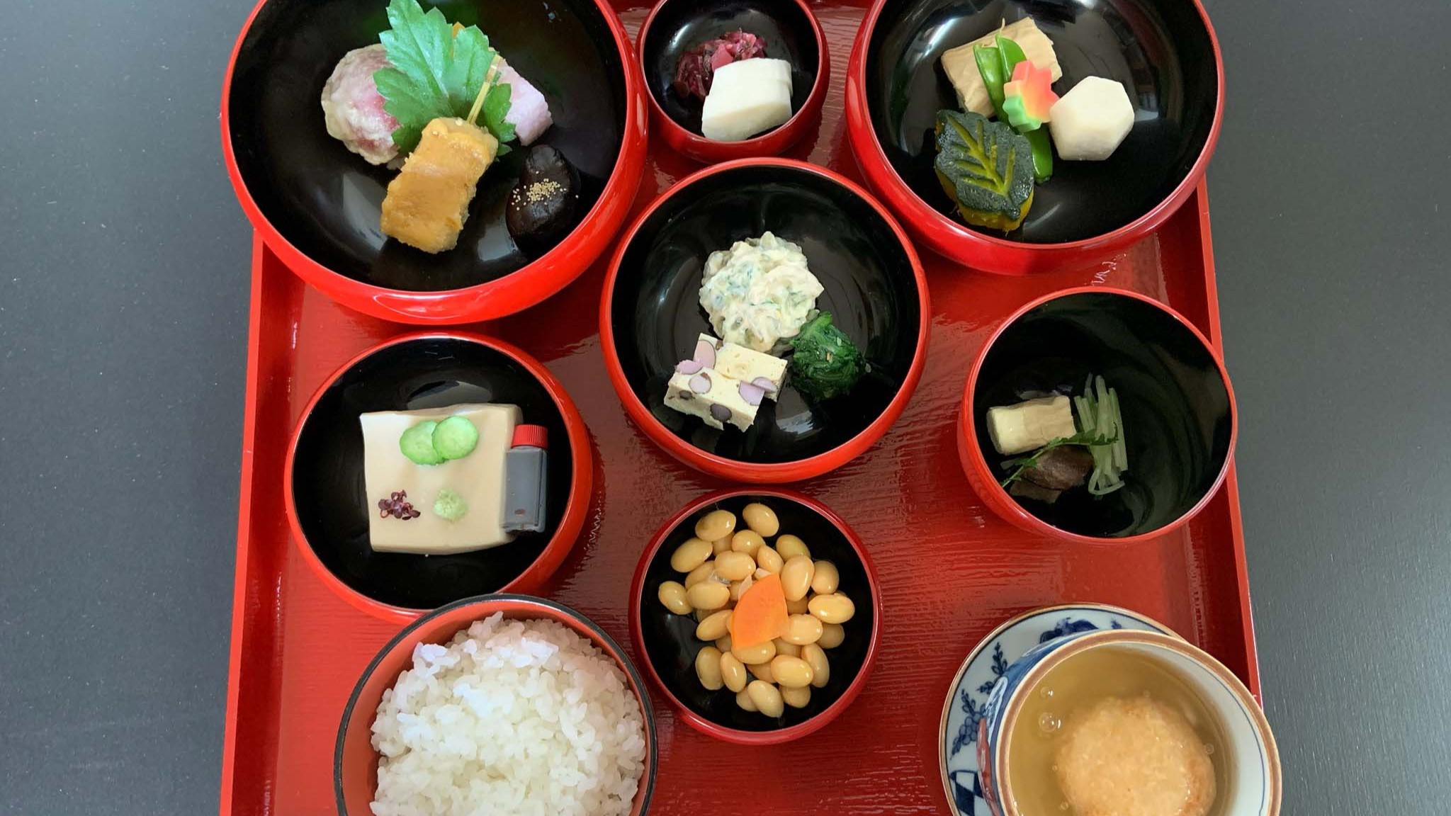 仕出し割烹店『泉仙』で人気の鉄鉢朝食（精進料理）をご提供。