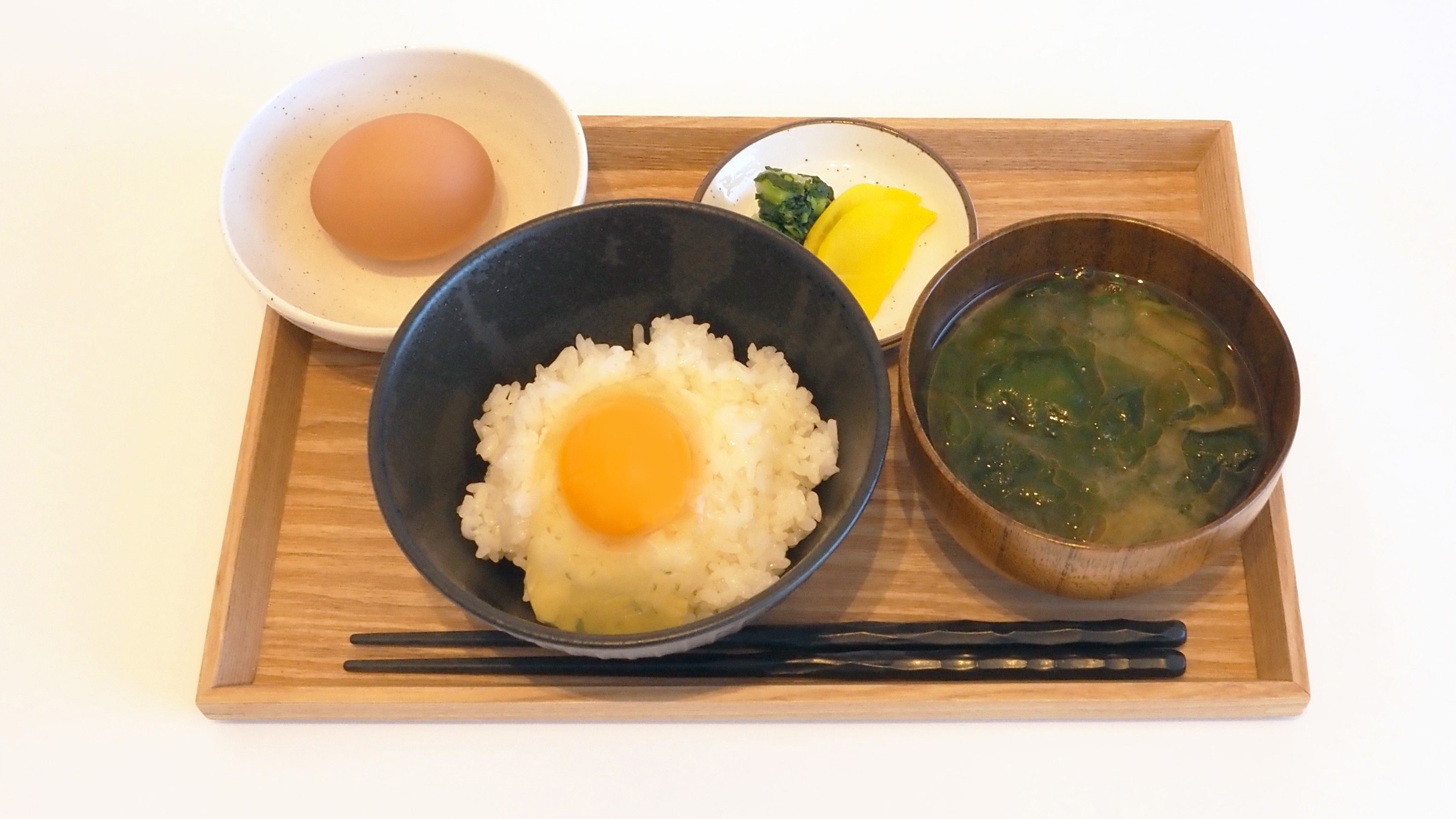 【食と健康のこだわり】地卵のたまごかけご飯と春が旬のヒロメの味噌汁の朝食グレードアッププラン