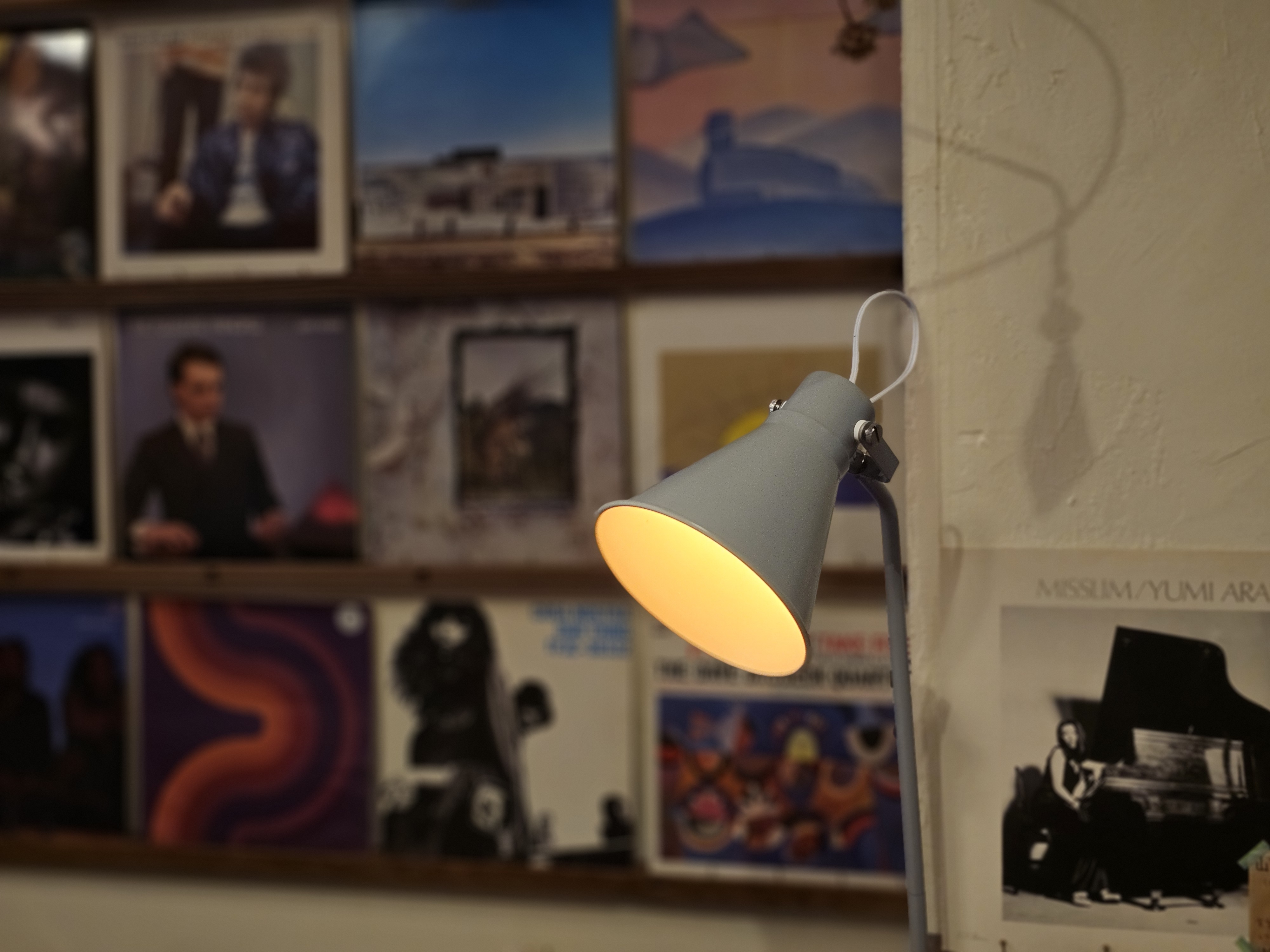 夜の静かな共有スペース。