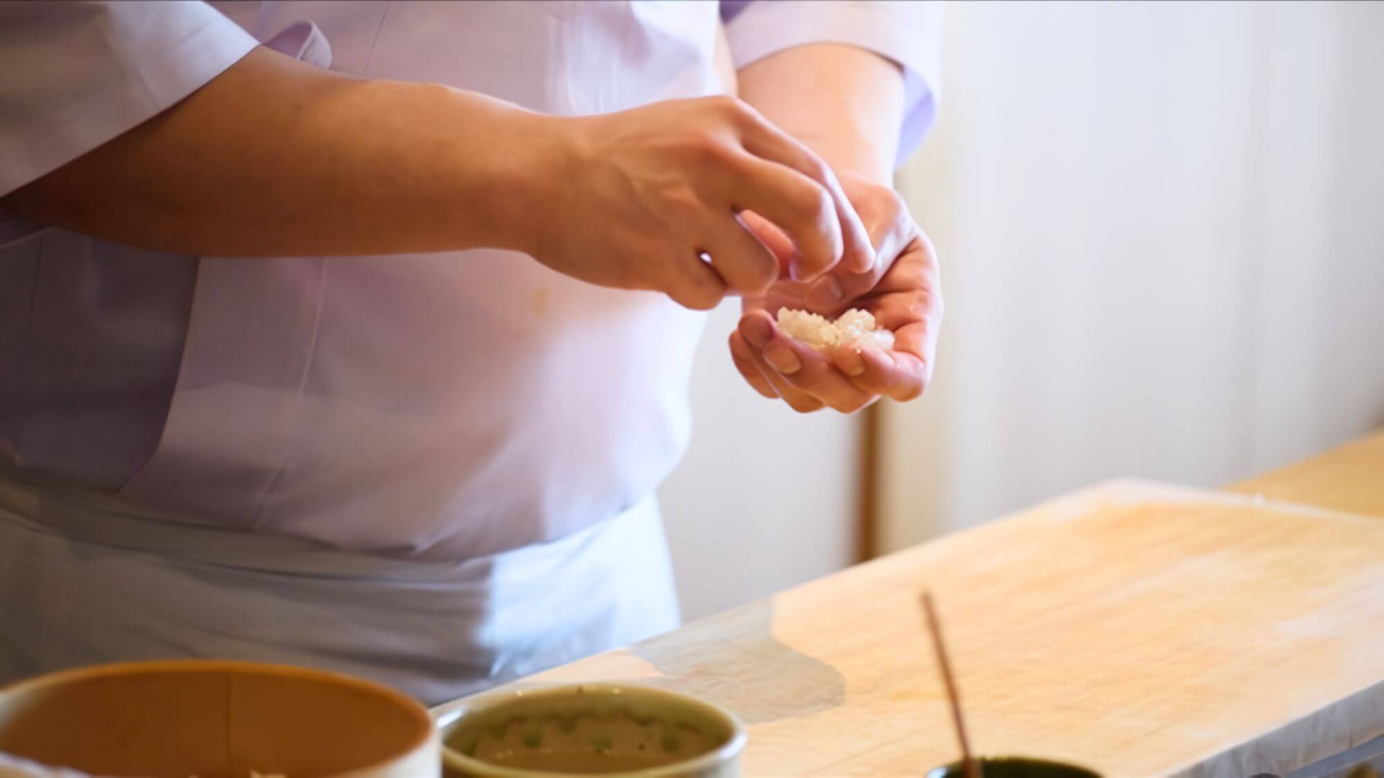 【ご夕食一例】「祇園鮨　なかむら」選び抜かれた日本酒と共に、鮨の味わいを存分にお楽しみください。