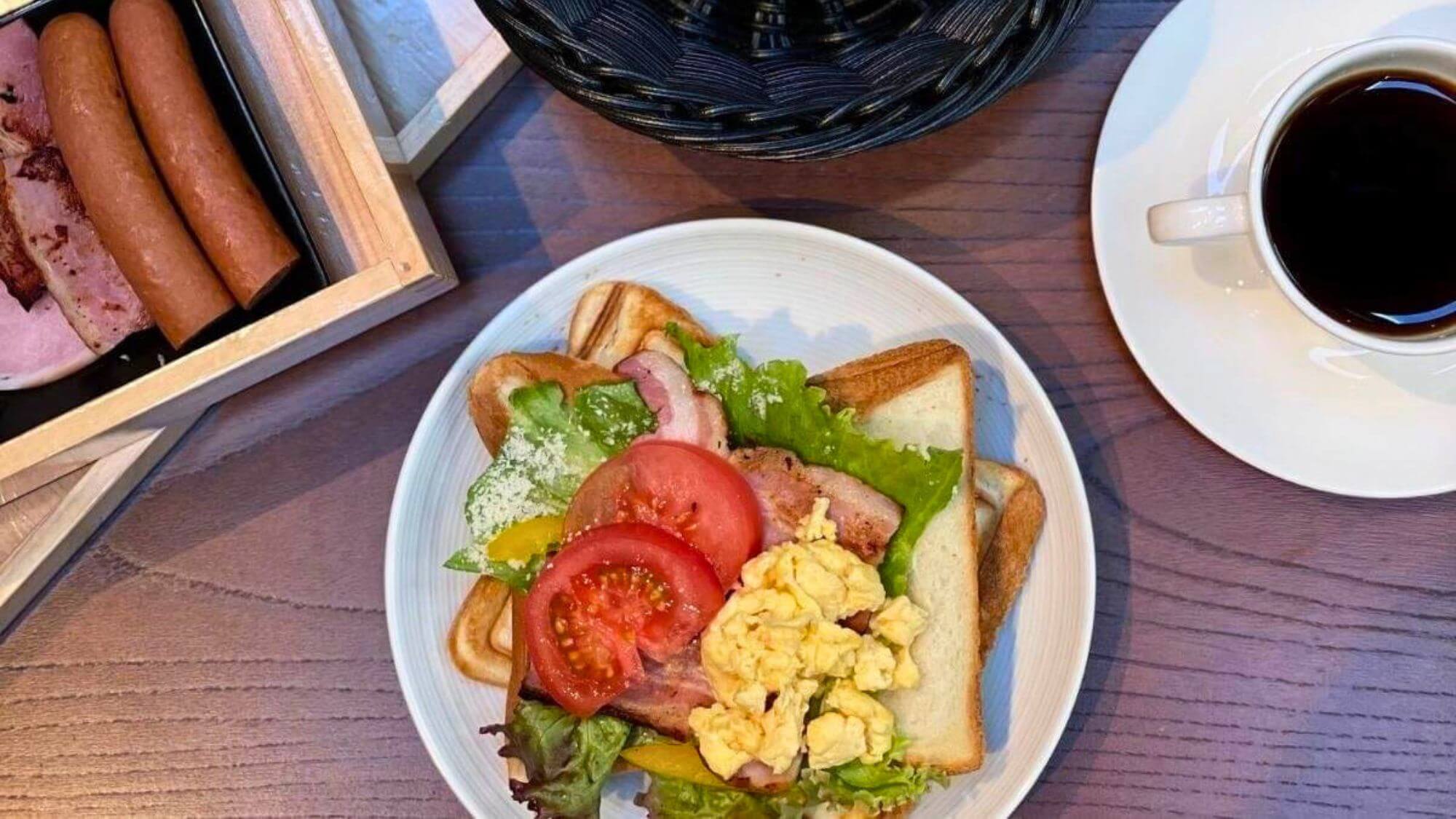 【ご朝食一例】京都「進々堂」の食パンと各種具材、ホットサンドメーカーをお届けします。