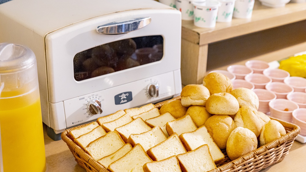 【ご朝食】博多や九州の地のものを取り入れた和洋ビュッフェ。パンも日替わりでご用意してます。