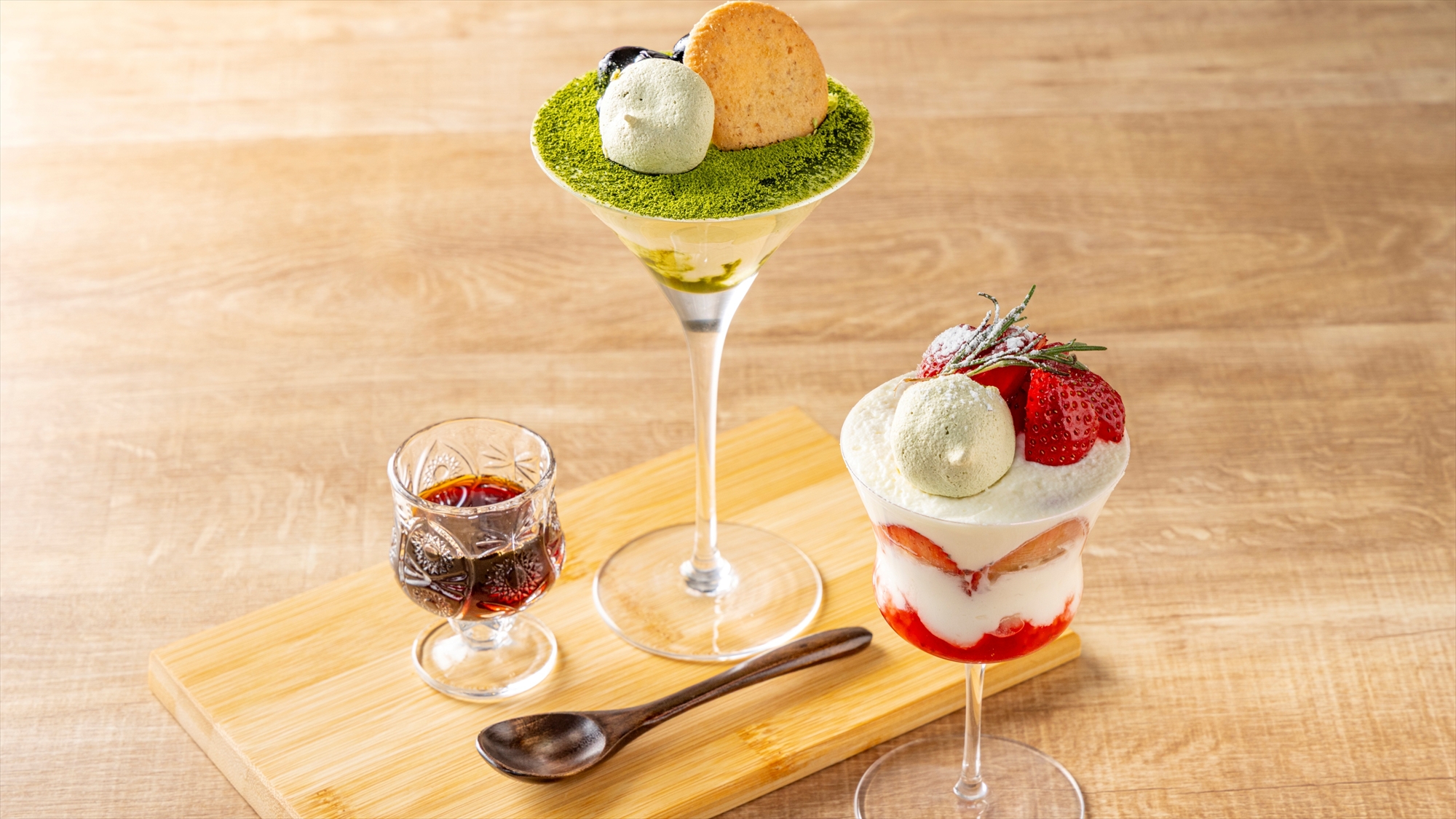 【バー】メニュー一例：濃厚抹茶と鮮やかな苺のハーモニー、気分で選べるときめくバータイムスイーツ