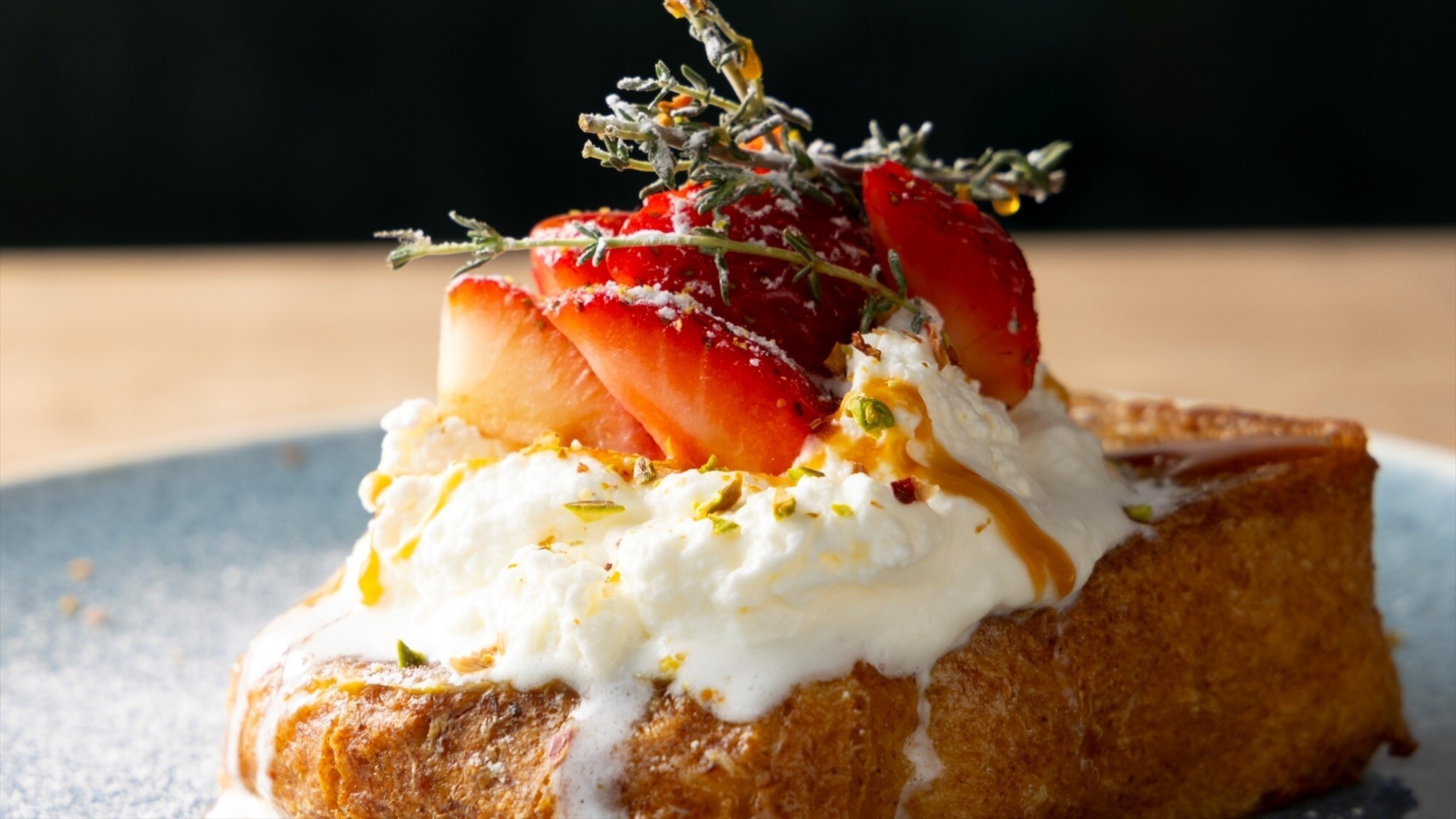 【ランチ】メニュー一例：いちごとキャラメルのフレンチトースト