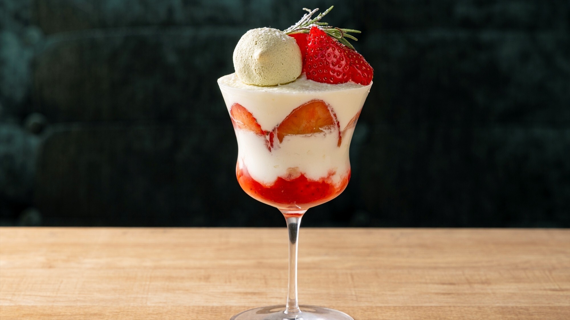 【バー】メニュー一例： 甘酸っぱい苺の層が広がる、上質で軽やかな味わいのパフェ