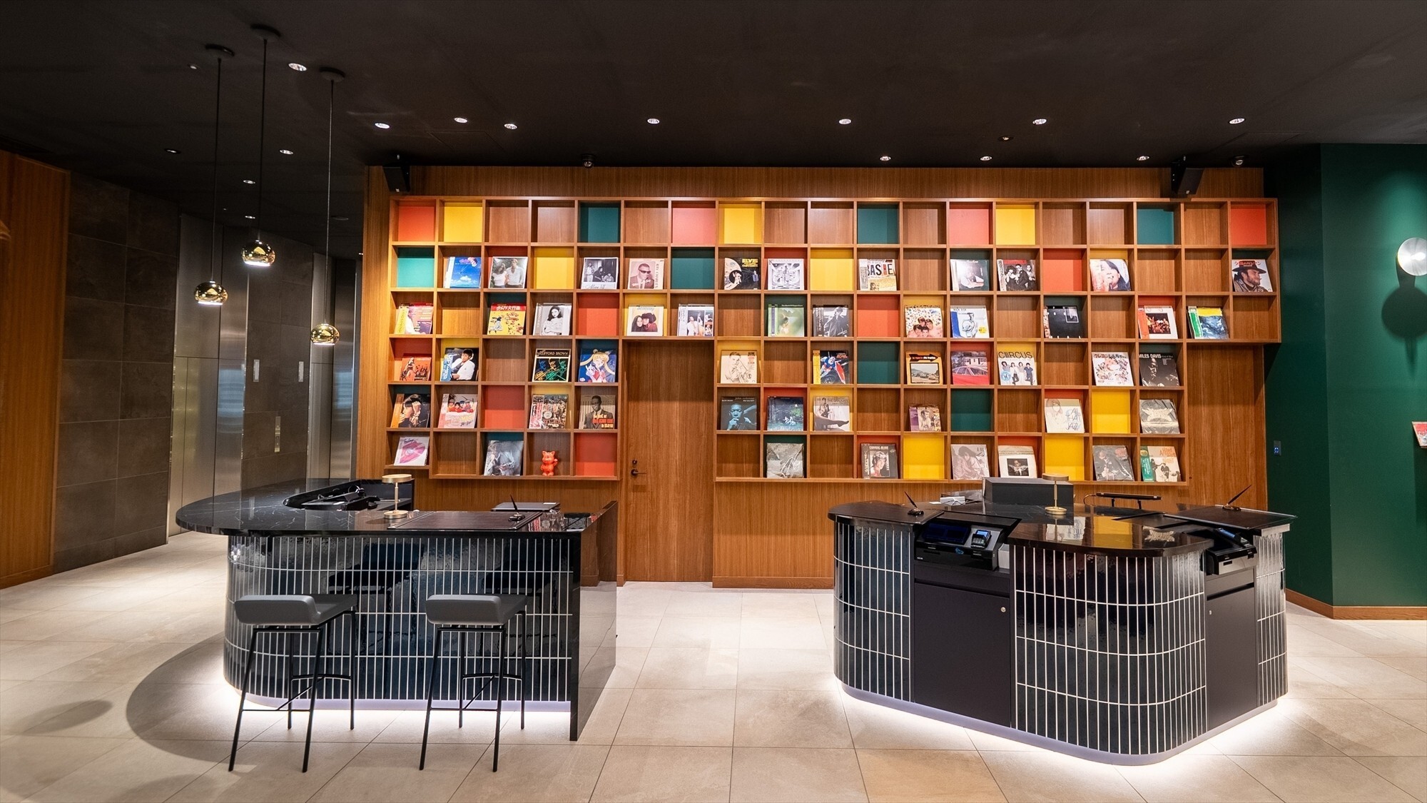 アイランド型のフロントカウンター