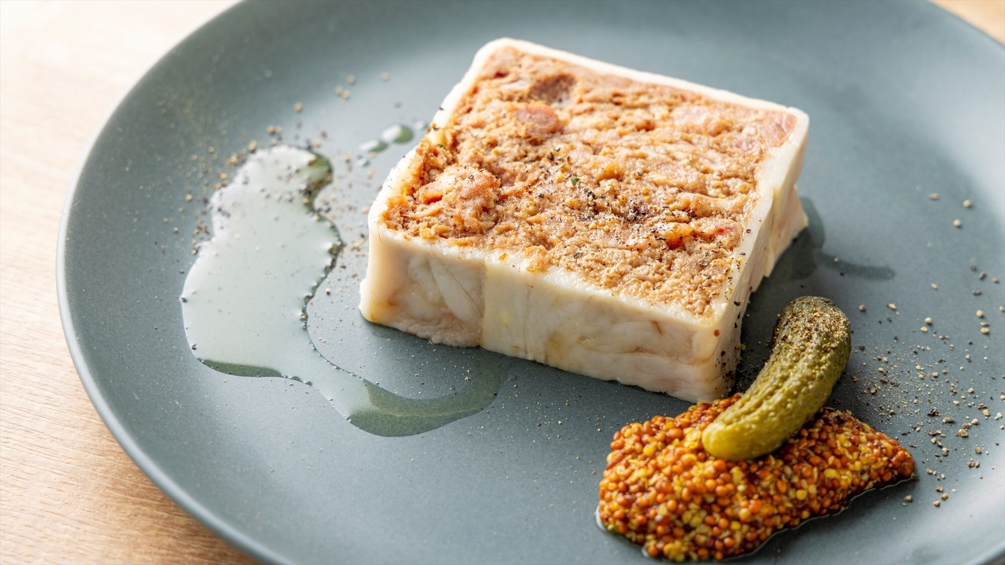 【ディナー】メニュー一例：肉の旨みをぎゅっと閉じ込めた、クラシックなフランス惣菜