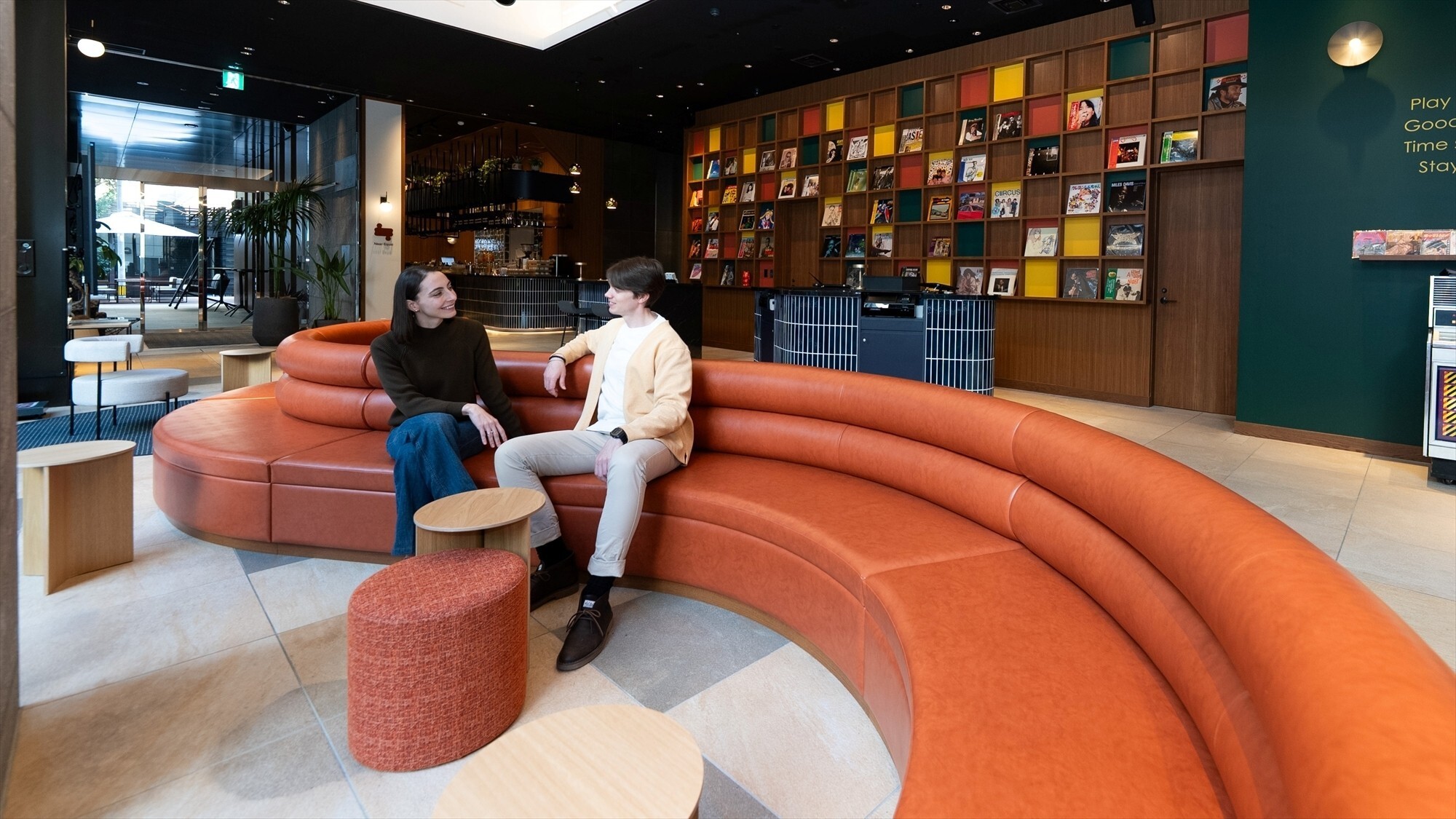 SWINGのコンセプトを表現するオリジナルソファ