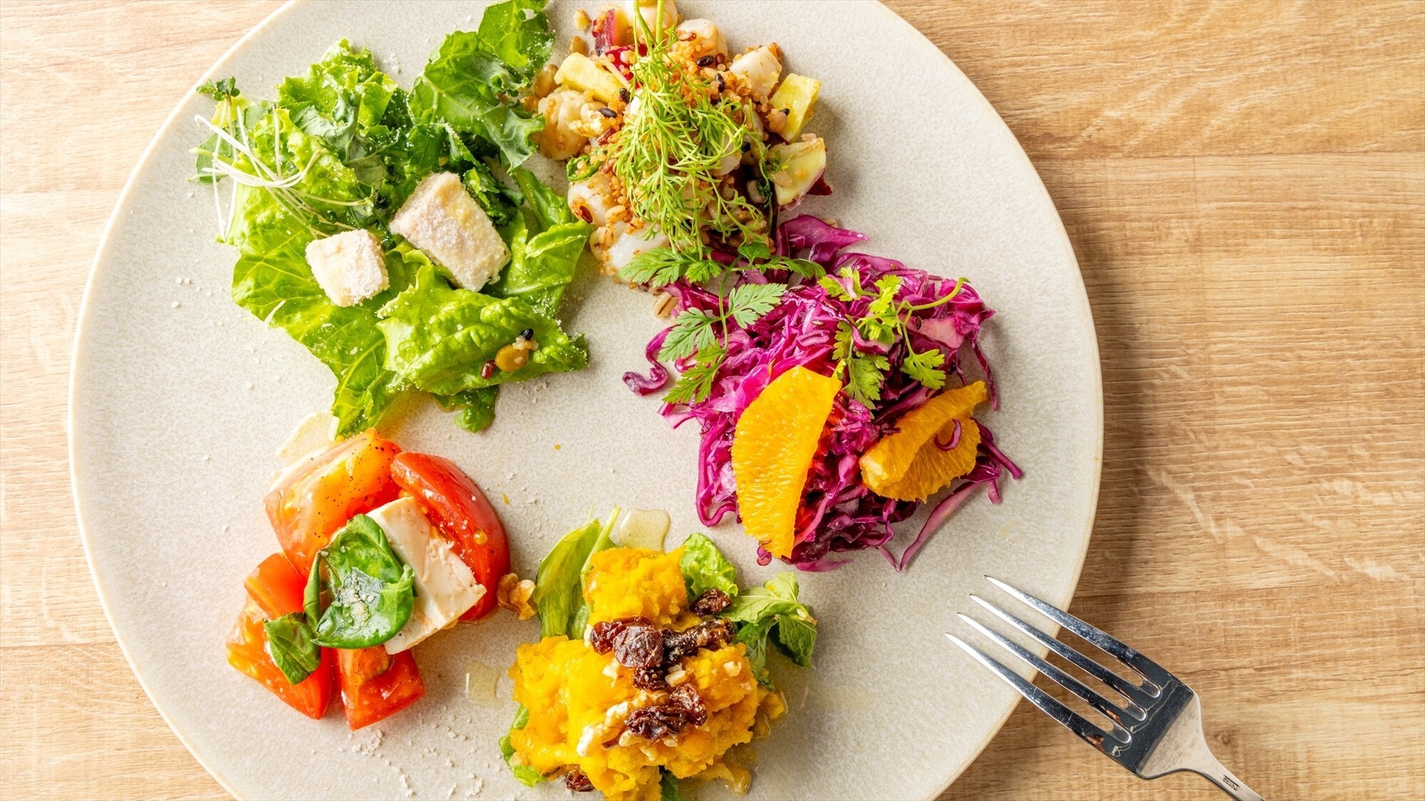 【ブレックファースト】メニュー一例：素材の旨みを引き出した、彩り豊かなサラダビュッフェからのセレクト