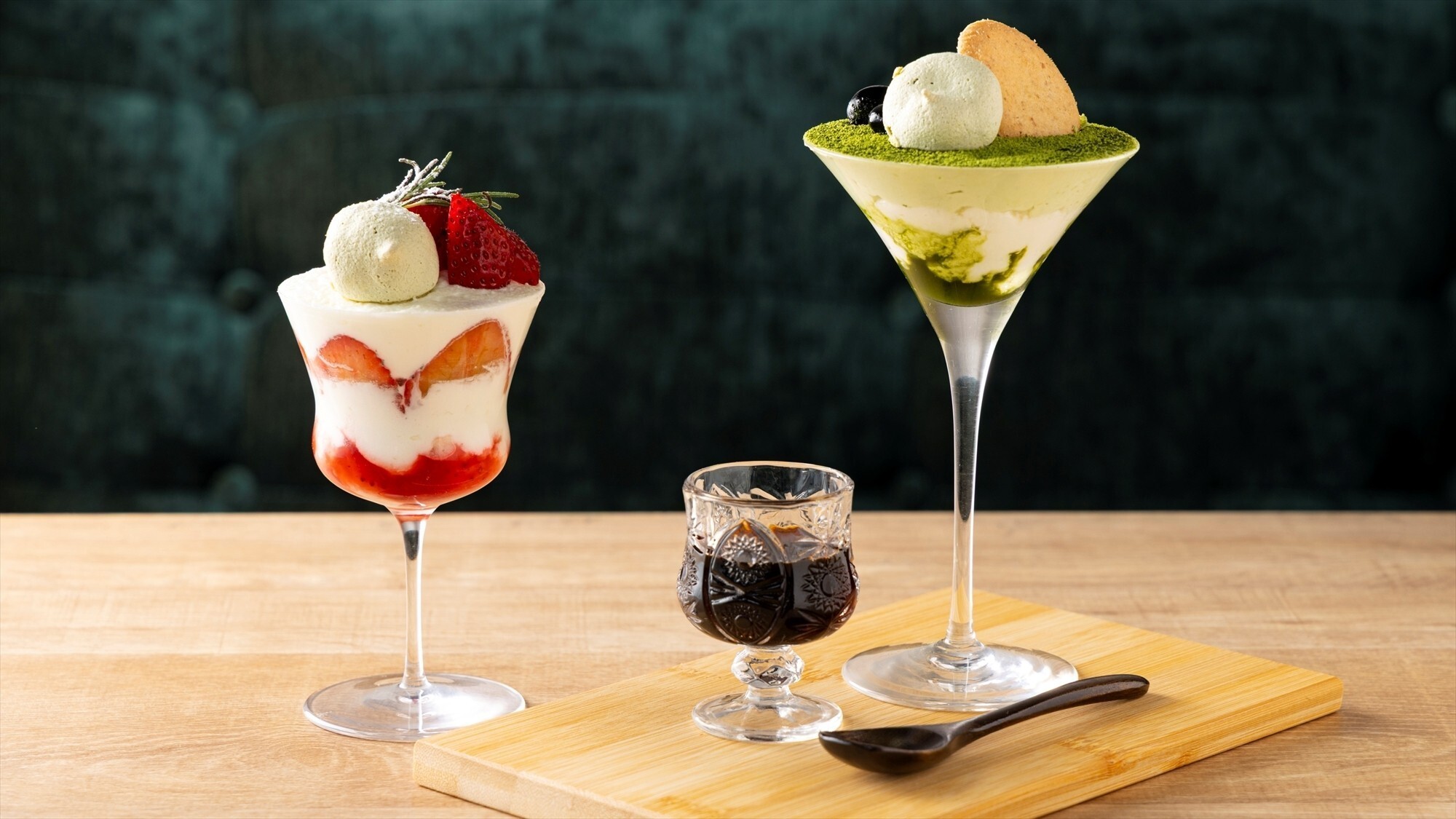 【バー】メニュー一例：  苺パフェ・抹茶ティラミスパフェ